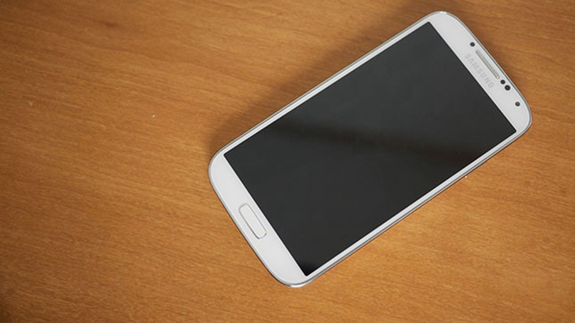 گلکسی اس ۴ / Galaxy S4 سامسونگ / Samsung روی میز چوبی