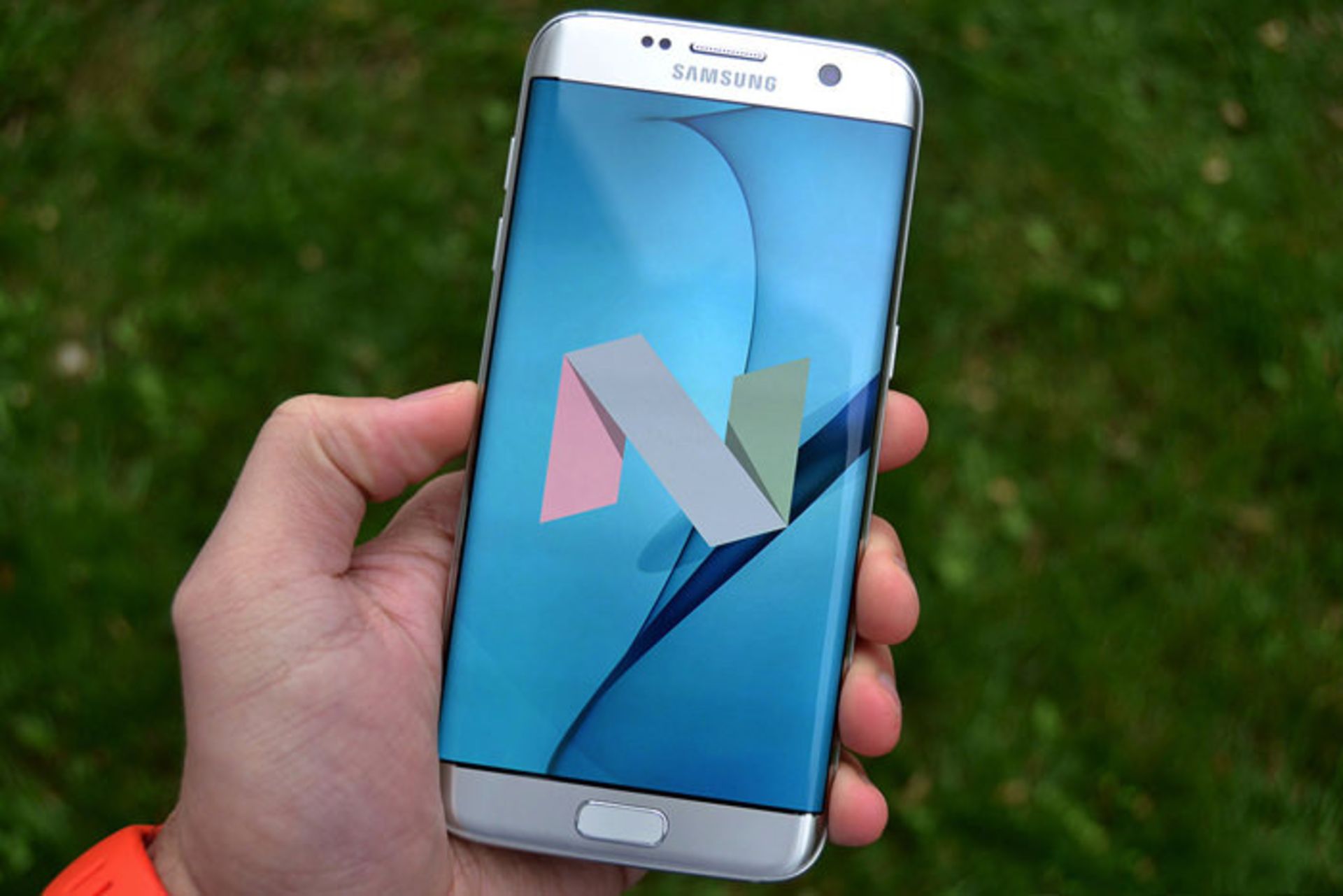 مرجع متخصصين ايران نماي جلو از گلكسي اس 7 / Galaxy S7 Edge سامسونگ / Samsung در دست متخصص