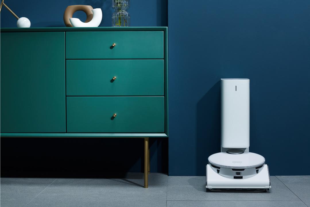 جاروبرقی رباتیک JetBot 90 AI+ سامسونگ در کنار کمد