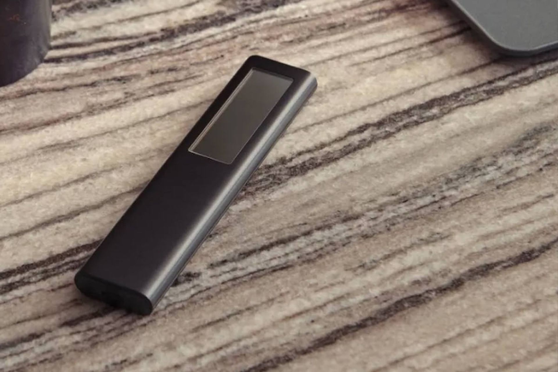 ریموت کنترل سامسونگ با باتری خورشیدی روی میز چوبی