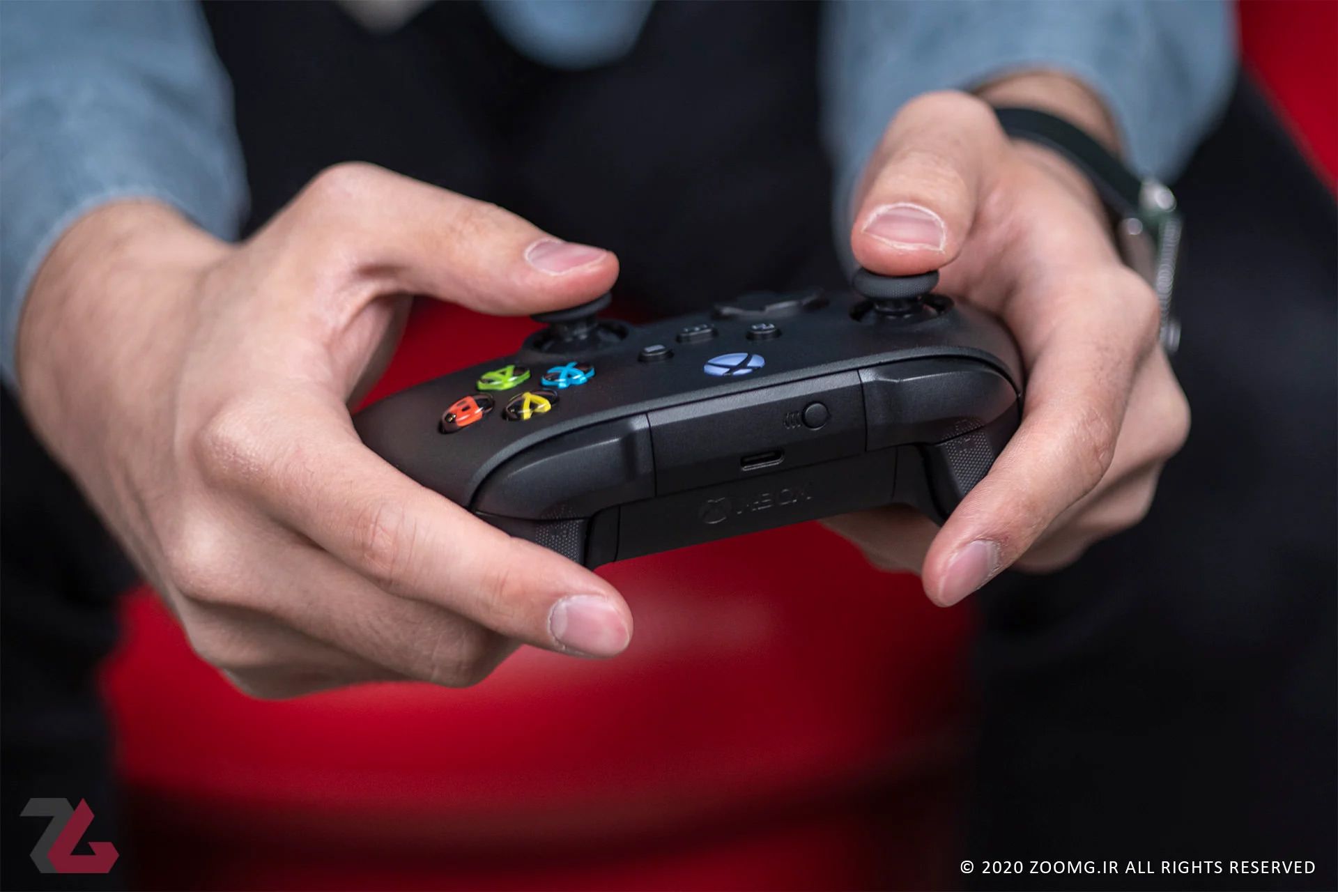 فردی درحال بازی با دسته ایکس باکس سری ایکس / Xbox Series X زومجی