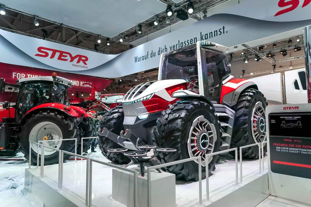 نمای سه چهارم تراکتور هیبریدی اشتایر کانسپت / Steyr Konzept Hybrid Tractor در نمایشگاه