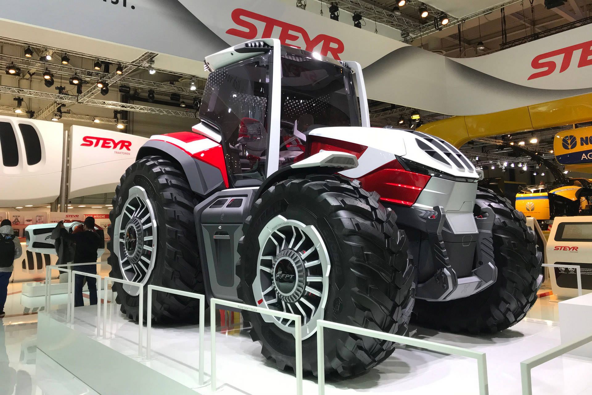 تراکتور هیبریدی اشتایر کانسپت / Steyr Konzept Hybrid Tractor داخل نمایشگاه