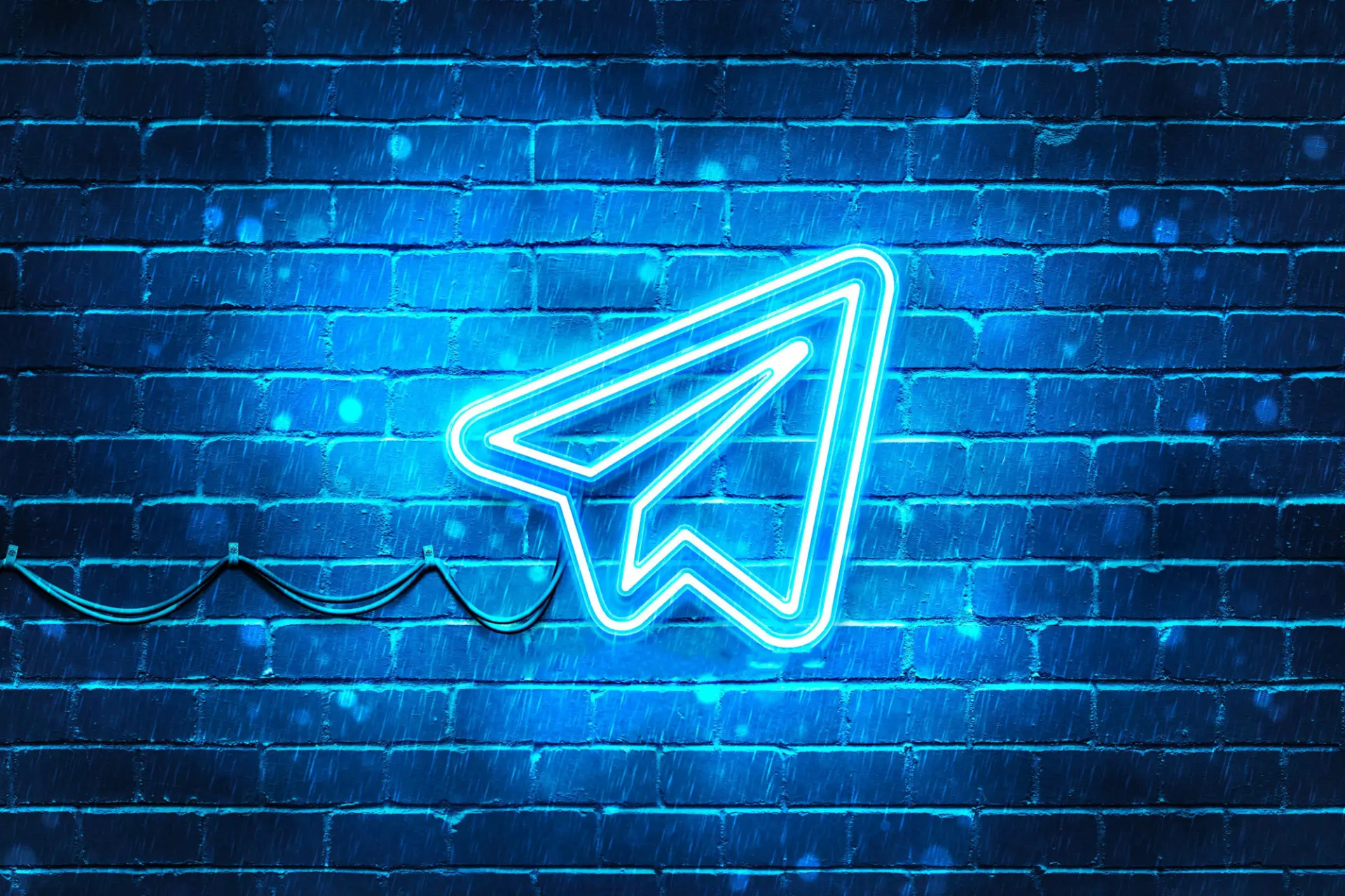 لوگو تلگرام / Telegram طرح گرافیکی آبی روی دیوار