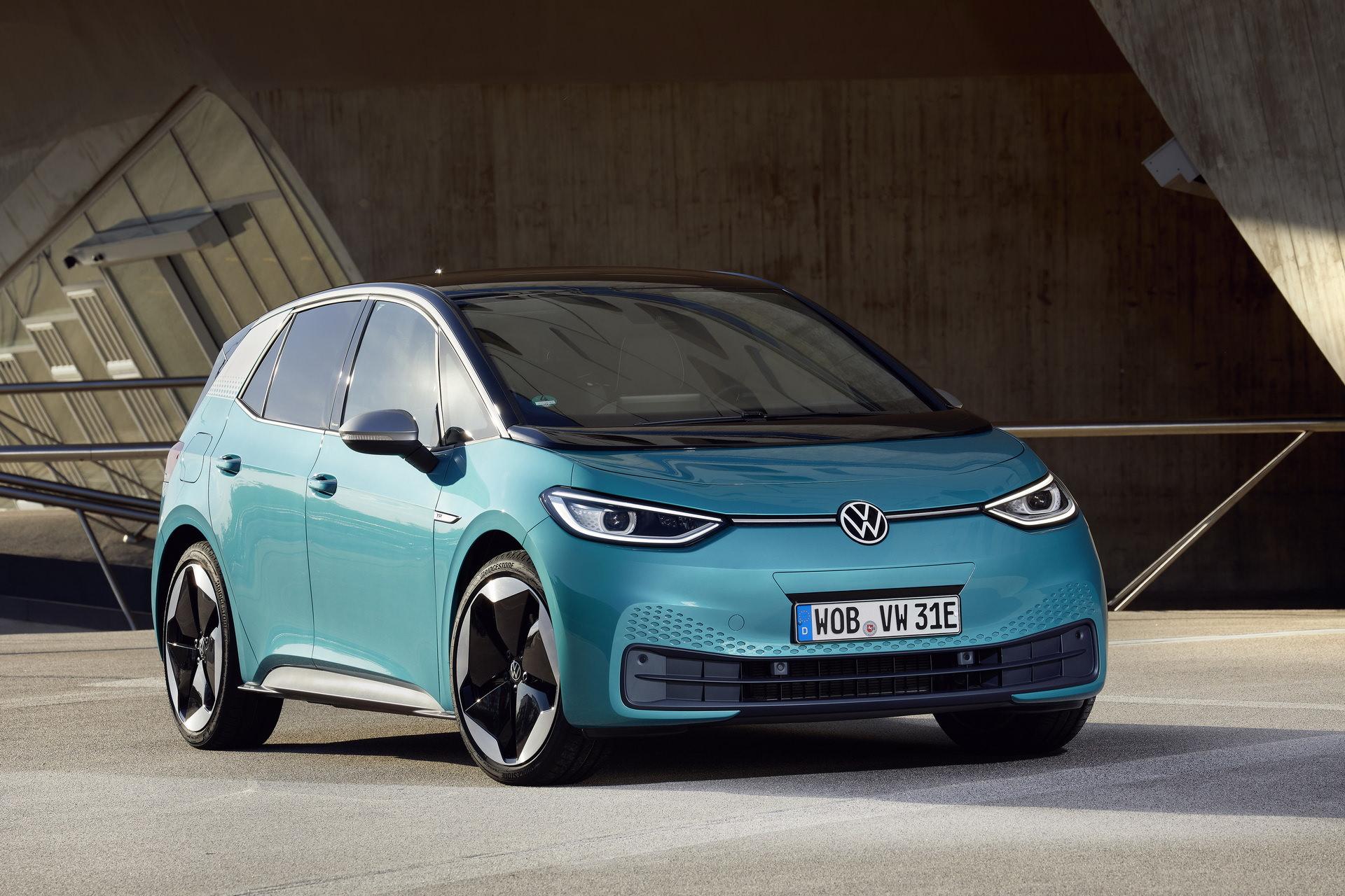 نمای جلو هاچ بک برقی فولکس‌واگن ID.3 / Volkswagen ID.3 Electric Hatchback آبی رنگ