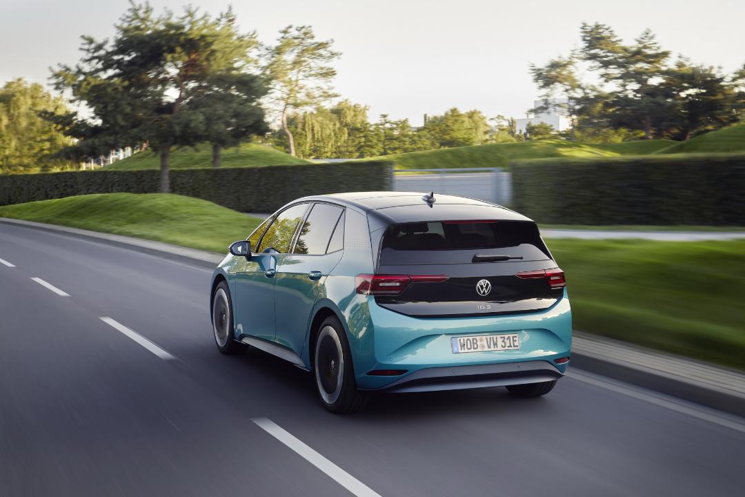 نمای عقب هاچ بک برقی فولکس‌واگن ID.3 / Volkswagen ID.3 Electric Hatchback آبی رنگ در جاده
