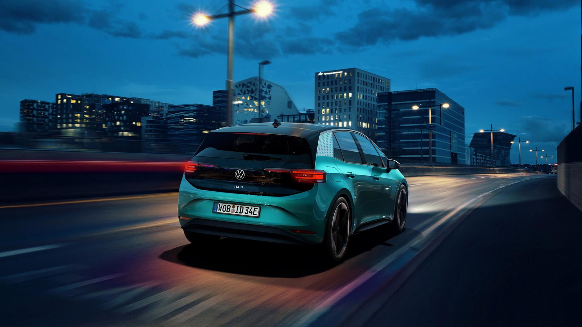 نمای عقب هاچ بک برقی فولکس‌واگن ID.3 / Volkswagen ID.3 Electric Hatchback آبی رنگ در جاده شهری