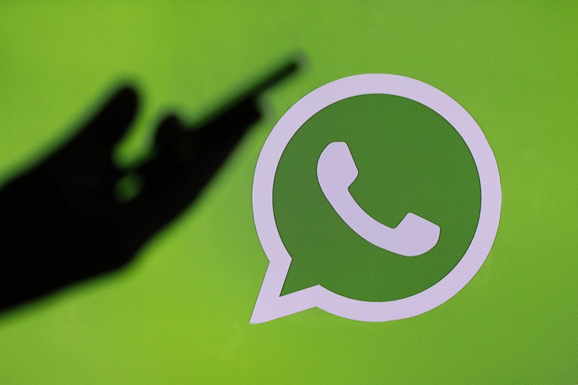 لوگو واتساپ / WhatsApp سبز گوشی در دست یک فرد
