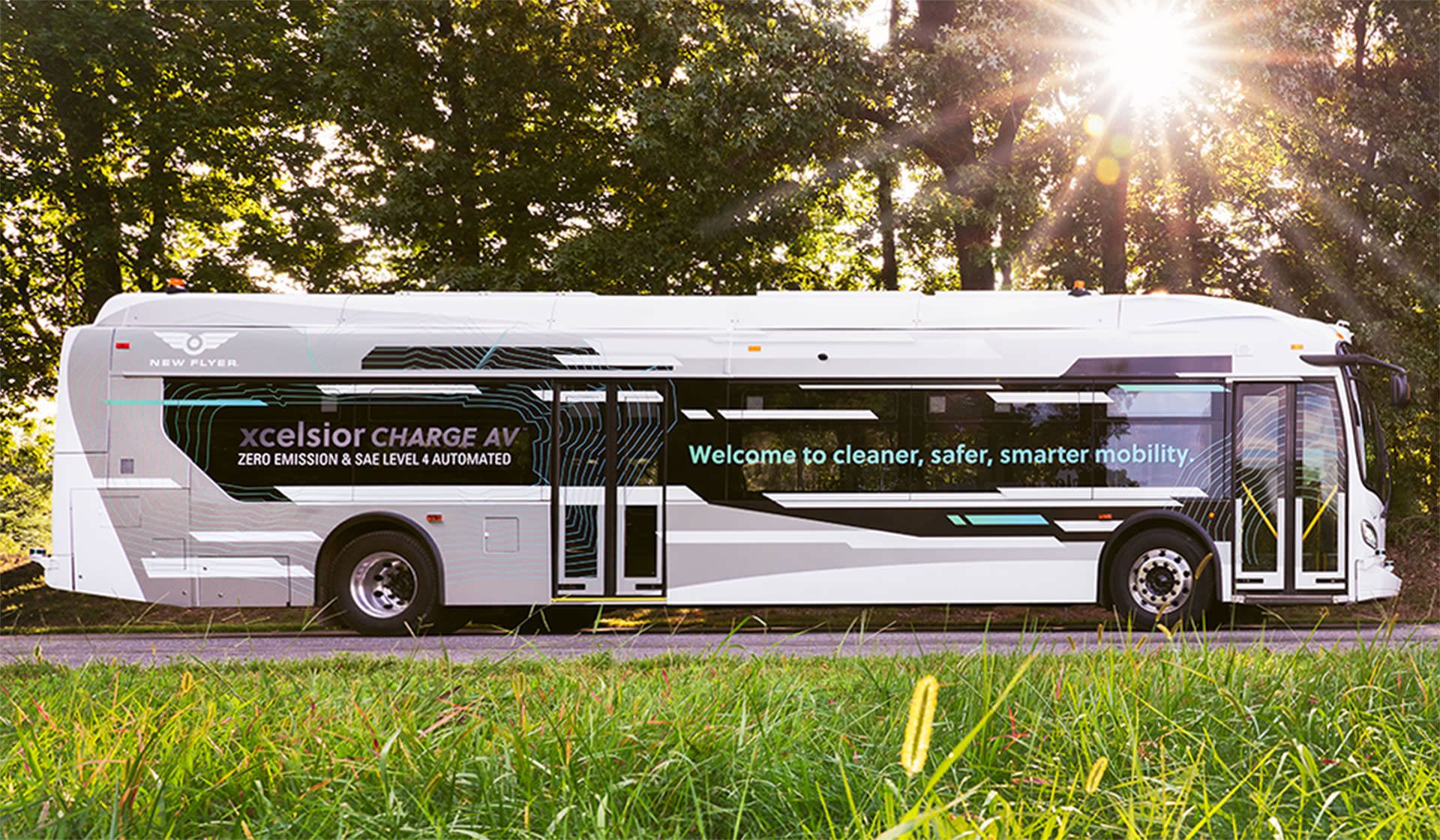 نمای جانبی اتوبوس خودران نیو فلایر / Xcelsior AV Level 4 autonomous transit bus در جاده