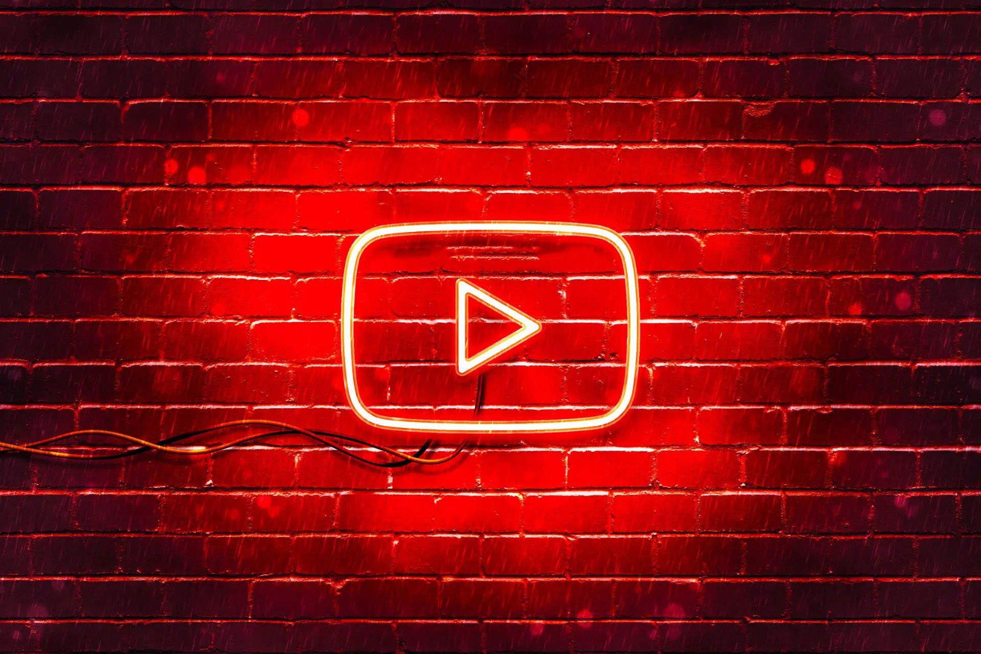 لوگوی پلتفرم یوتیوب با نوار ال‌ای‌دی قرمز