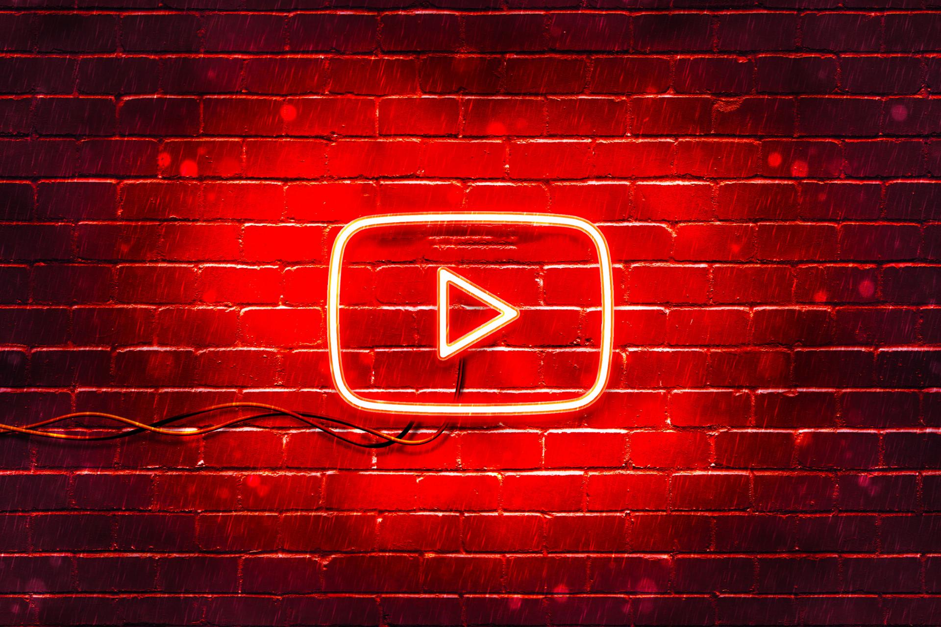 لوگو یوتیوب / YouTube روی دیوار چراغ قرمز
