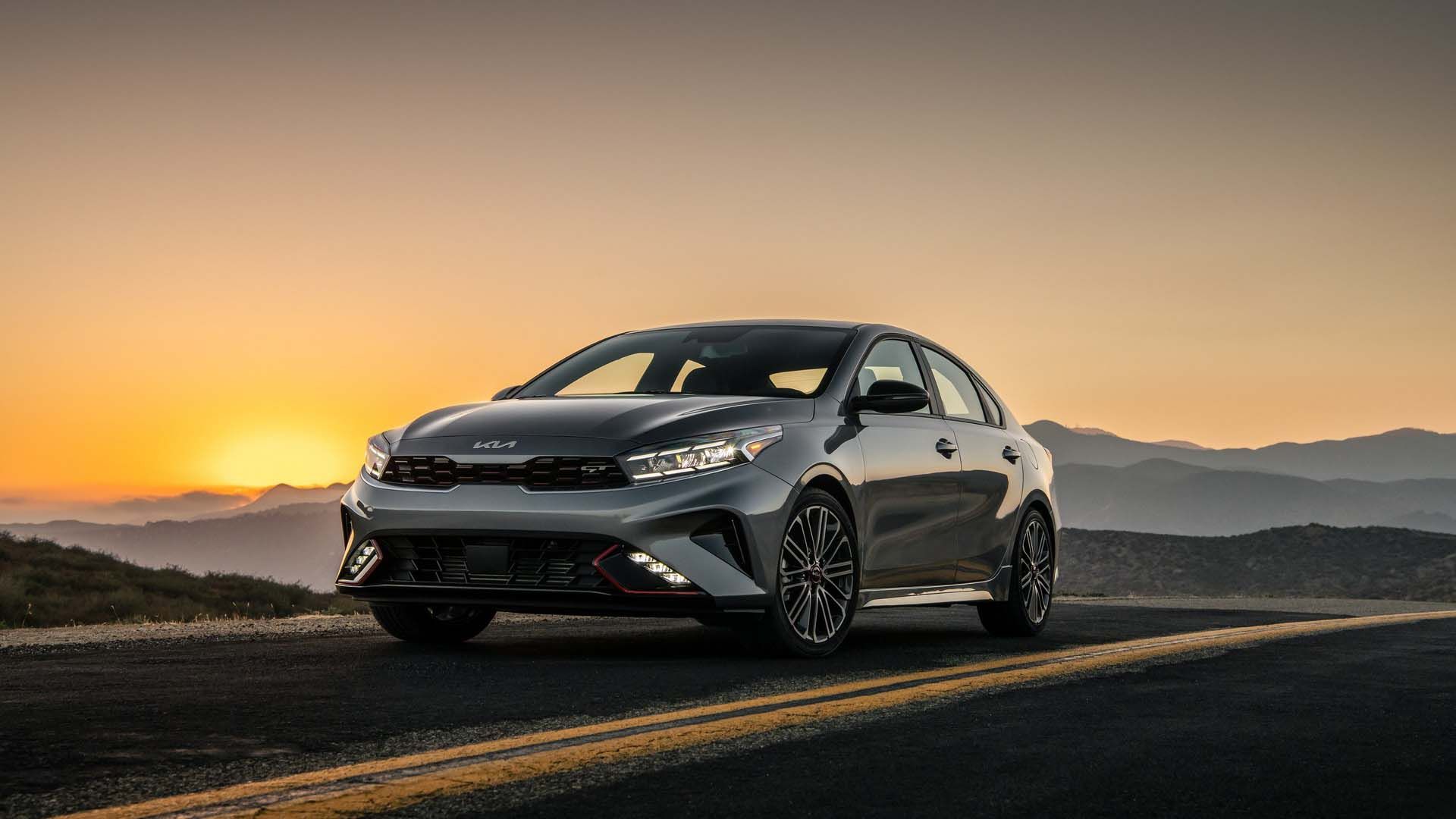 نمای سدان کیا فورته 2022 / 2022 Kia Forte با منظره غروب آفتاب