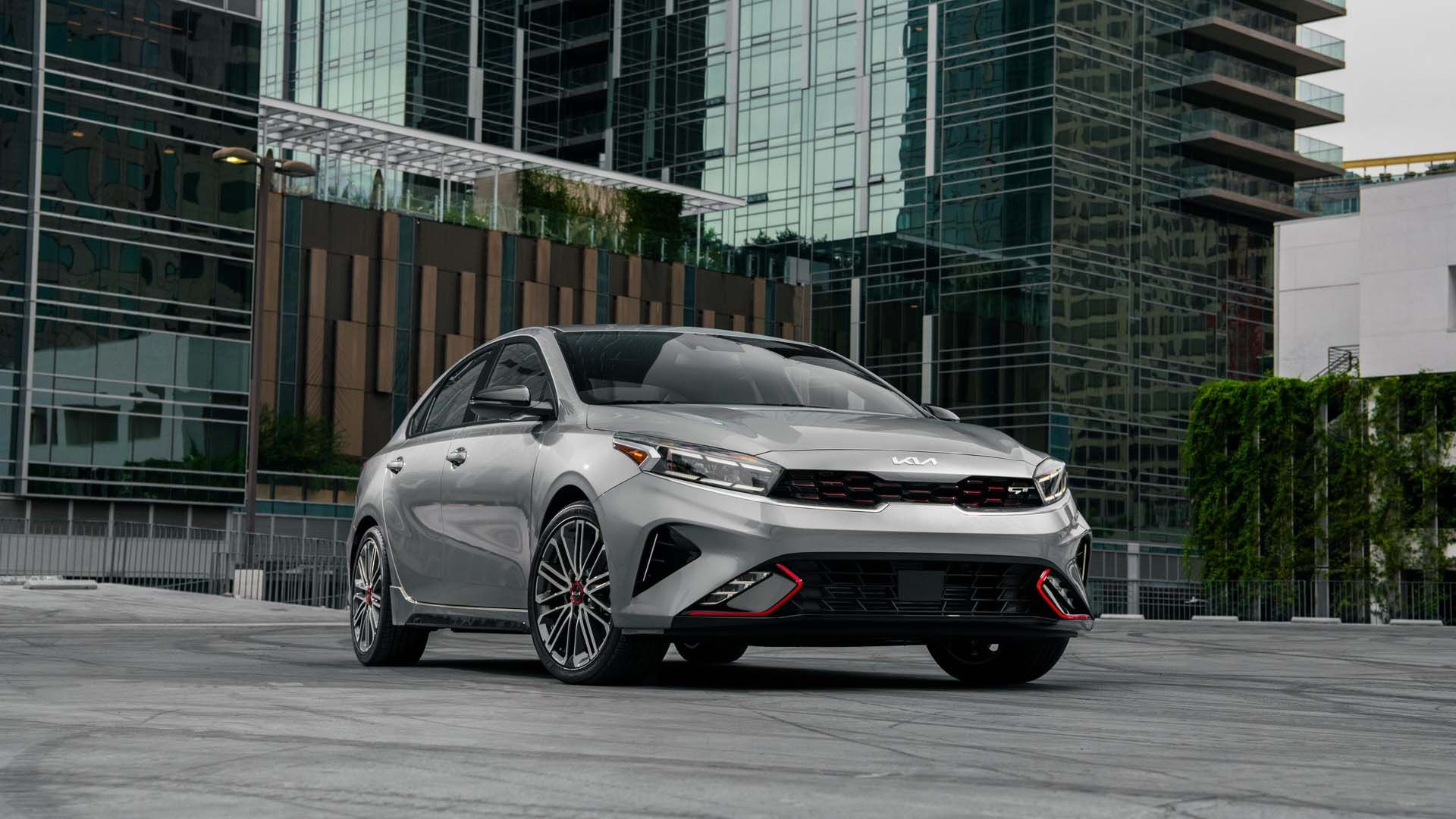 نمای جلو کیا فورته 2022 / 2022 Kia Forte در کنار ساختمان