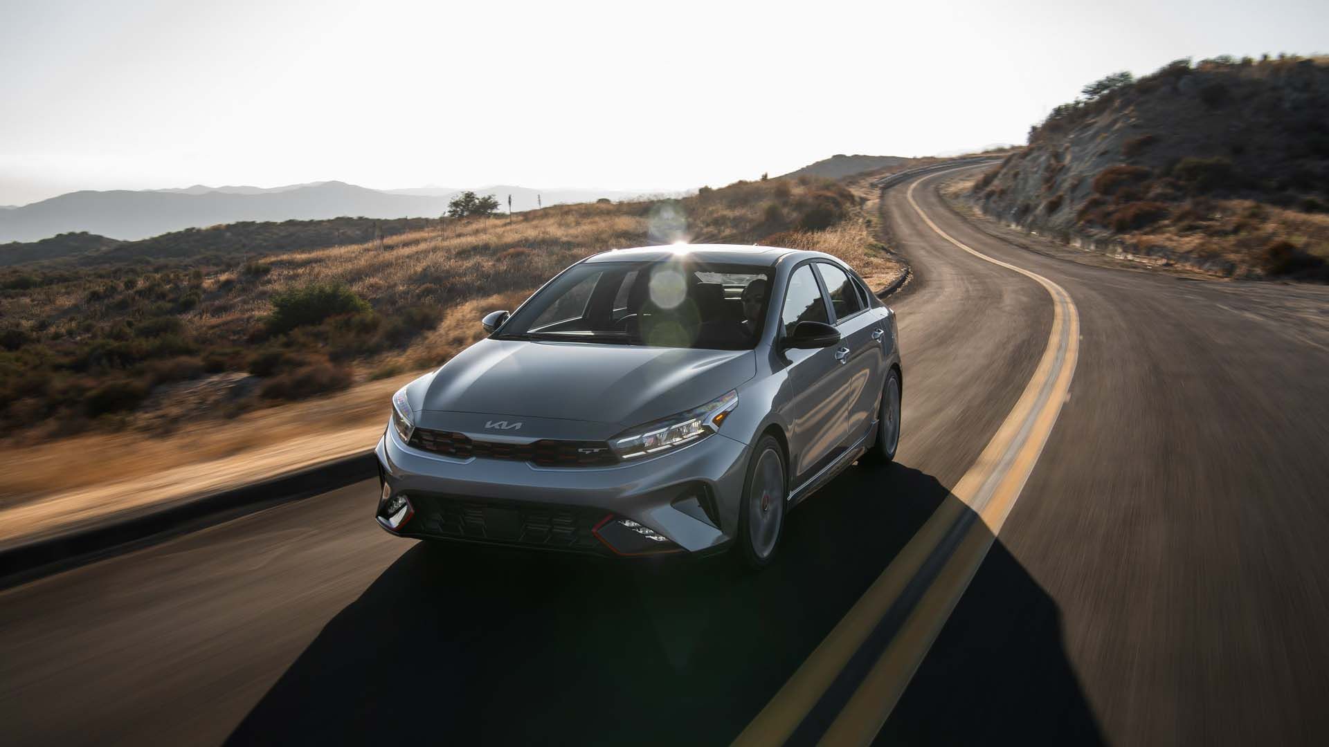 نمای جلو کیا فورته 2022 / 2022 Kia Forte در جاده