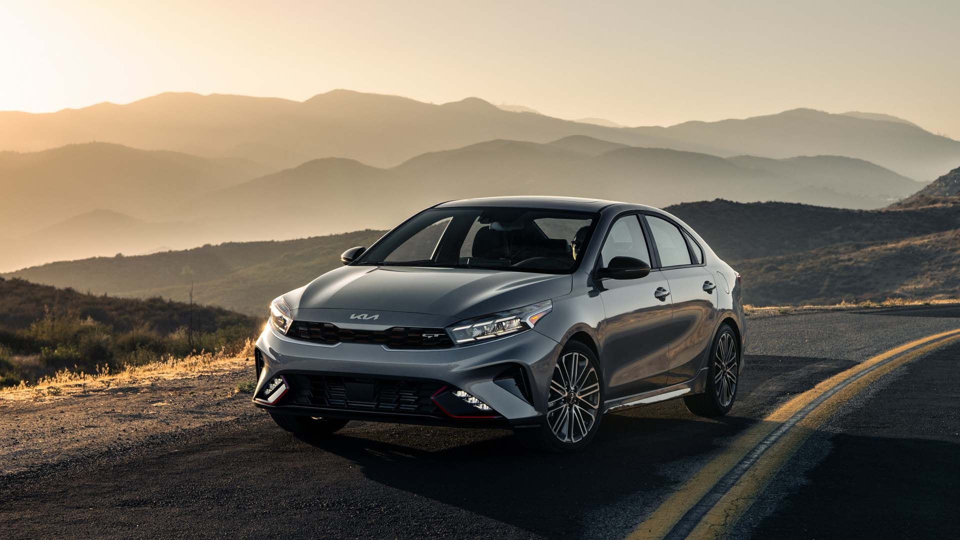 نمای سه چهارم جلو سدان کیا فورته 2022 / 2022 Kia Forte در جاده