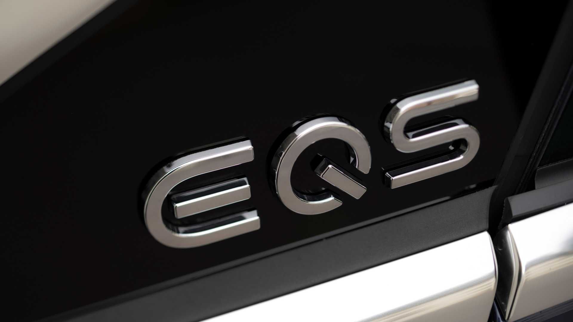 نشان روی ستون خودروی الکتریکی مرسدس بنز ای کیو اس / 2022 Mercedes-Benz EQS