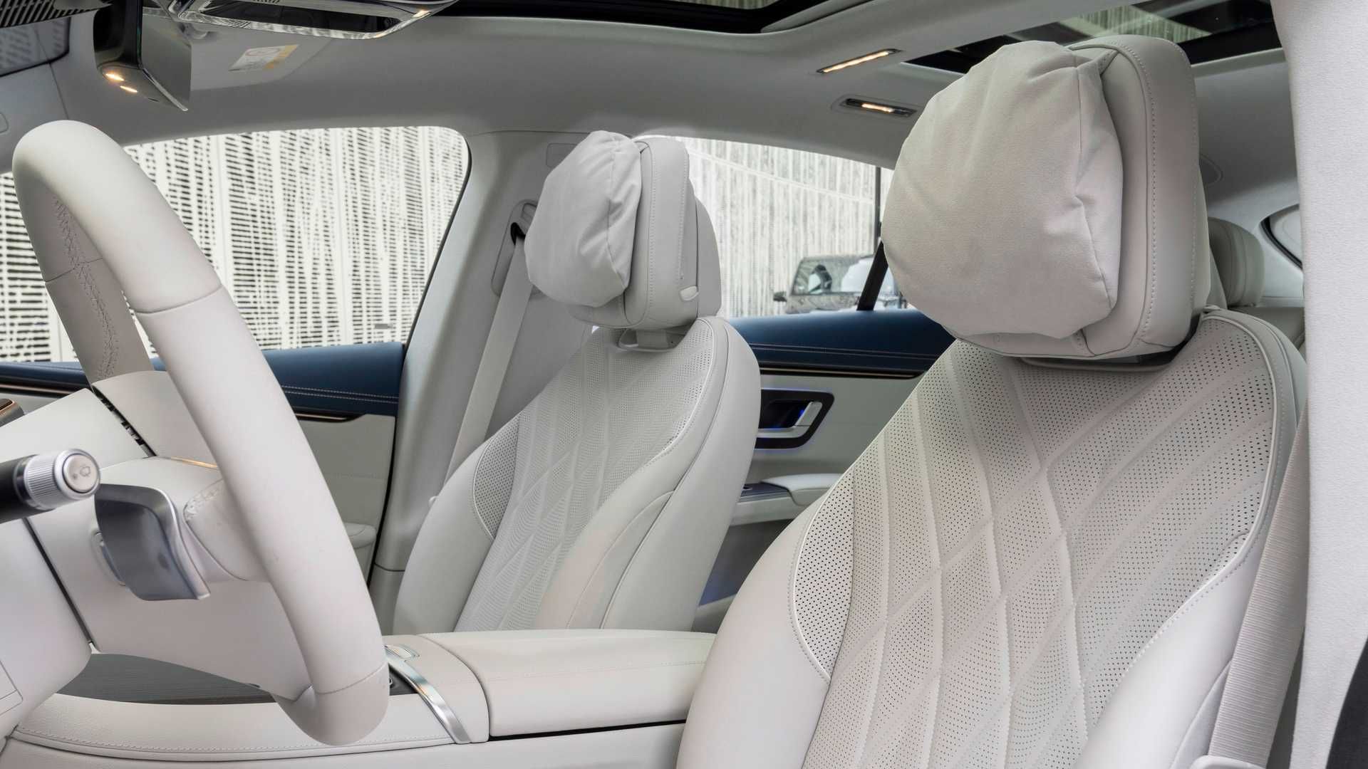 صندلی های جلو خودروی الکتریکی مرسدس بنز ای کیو اس / 2022 Mercedes-Benz EQS