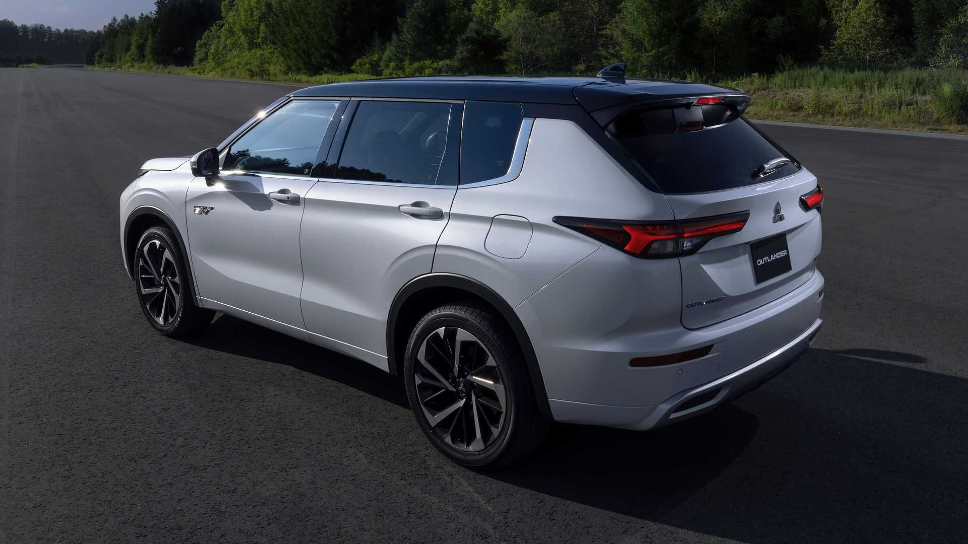 نمای عقب میتسوبیشی اوتلندر پلاگین هیبرید / 2022 Mitsubishi Outlander PHEV