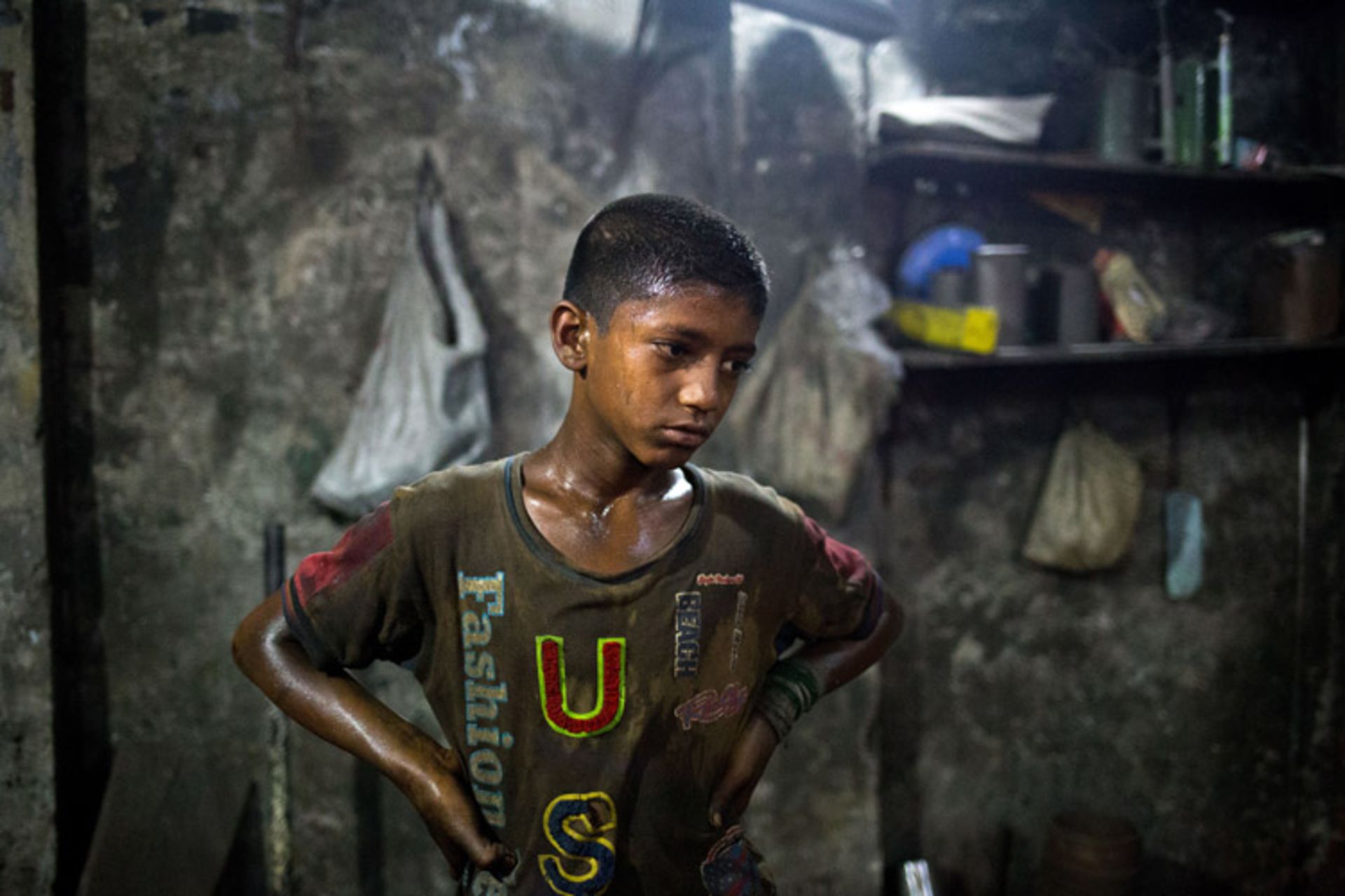پسر بنگلادشی در حال عرق ریختن