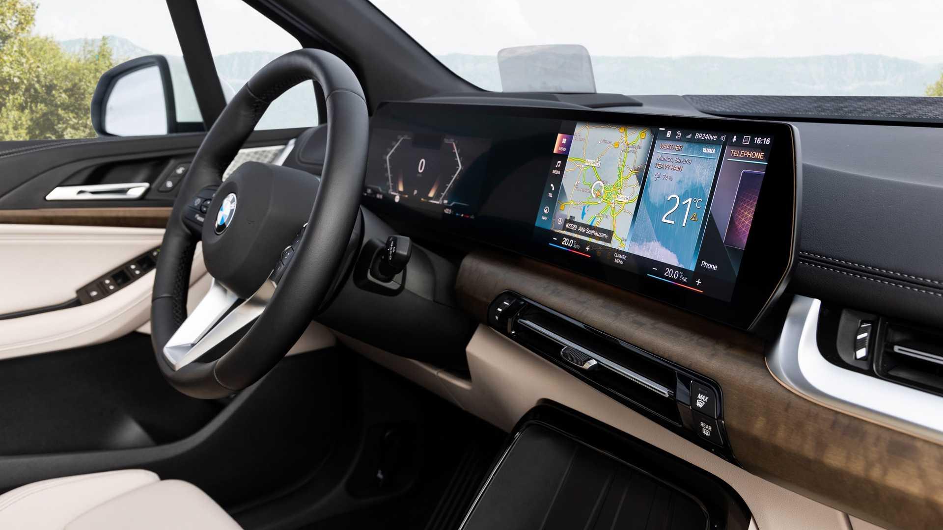 نمایشگر سرگرمی بی ام و سری 2 اکتیو تورر / 2022 BMW 2 Series Active Tourer سفید رنگ