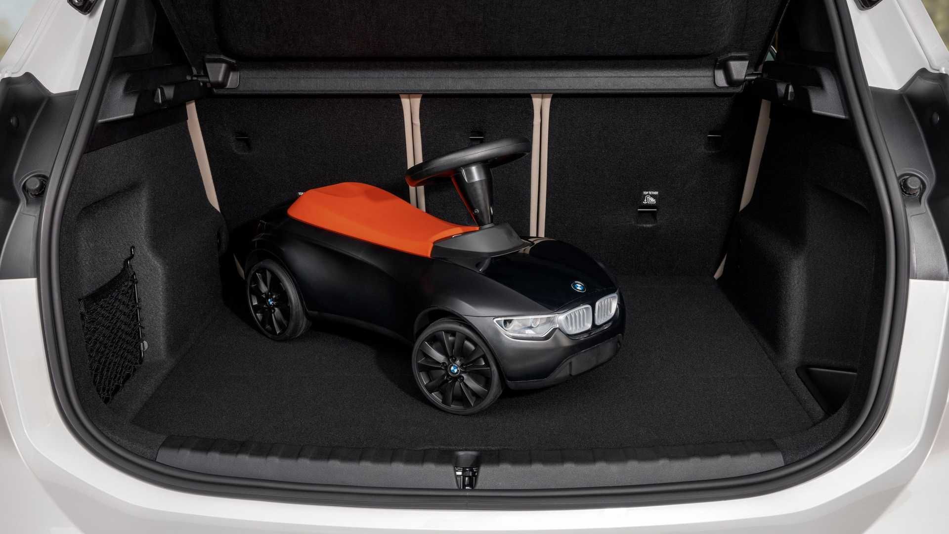 صندوق عقب بی ام و سری 2 اکتیو تورر / 2022 BMW 2 Series Active Tourer سفید رنگ