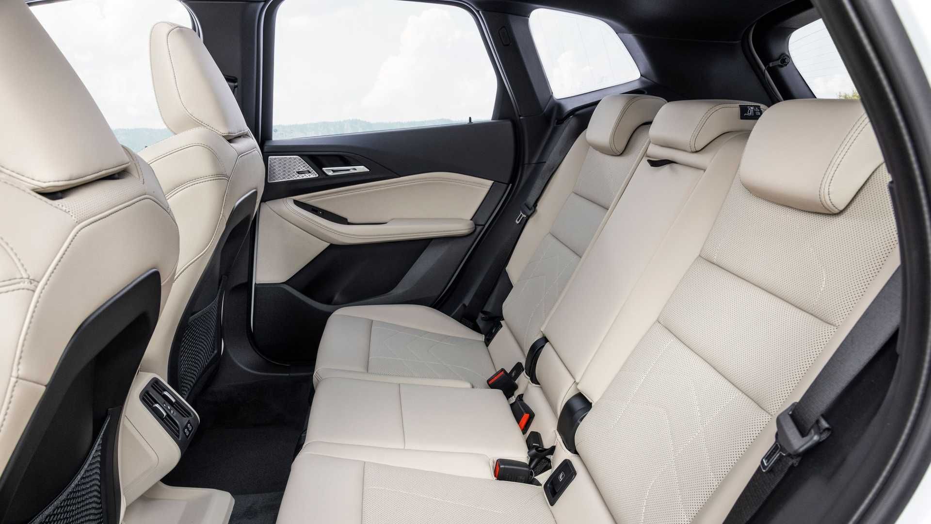 صندلی عقب بی ام و سری 2 اکتیو تورر / 2022 BMW 2 Series Active Tourer سفید رنگ