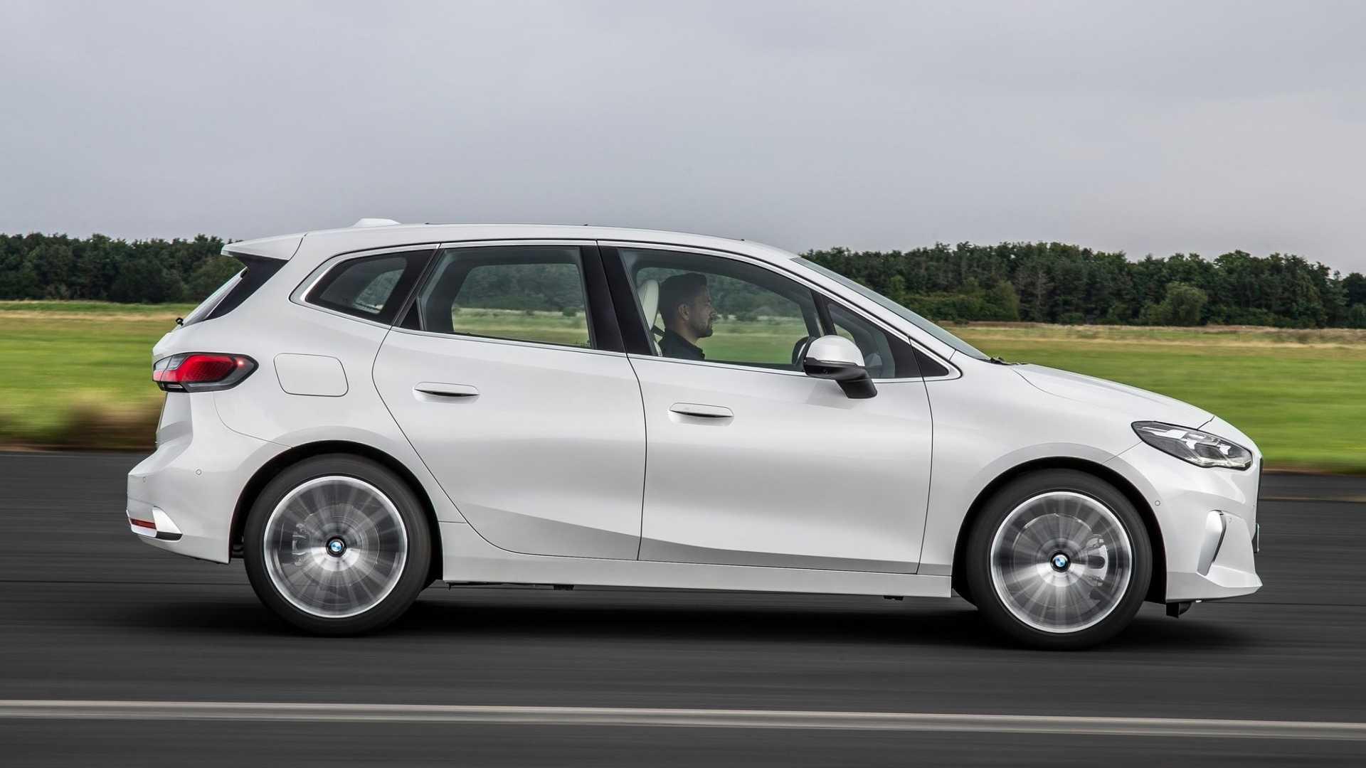نمای جانبی بی ام و سری 2 اکتیو تورر / 2022 BMW 2 Series Active Tourer سفید رنگ