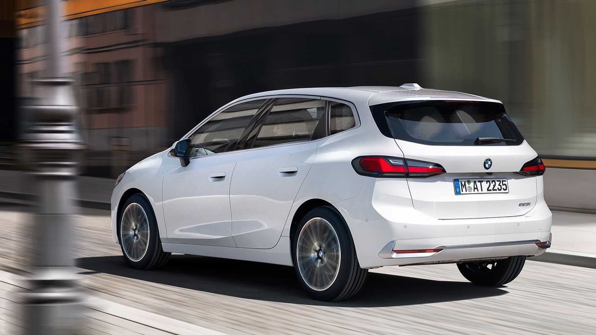 نمای سه چهارم عقب بی ام و سری 2 اکتیو تورر / 2022 BMW 2 Series Active Tourer سفید رنگ