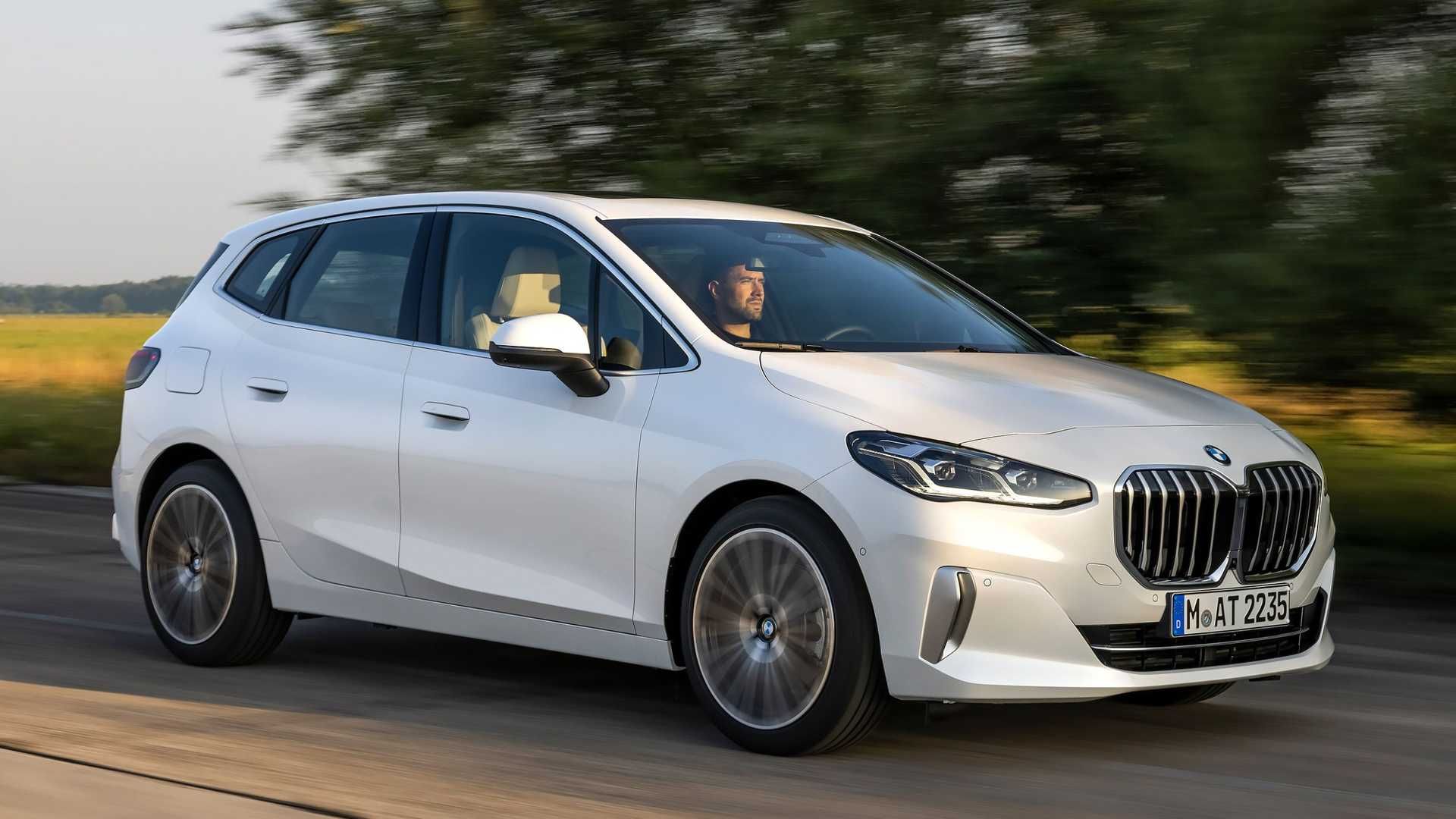 بی ام و سری 2 اکتیو تورر / 2022 BMW 2 Series Active Tourer سفید رنگ در جاده
