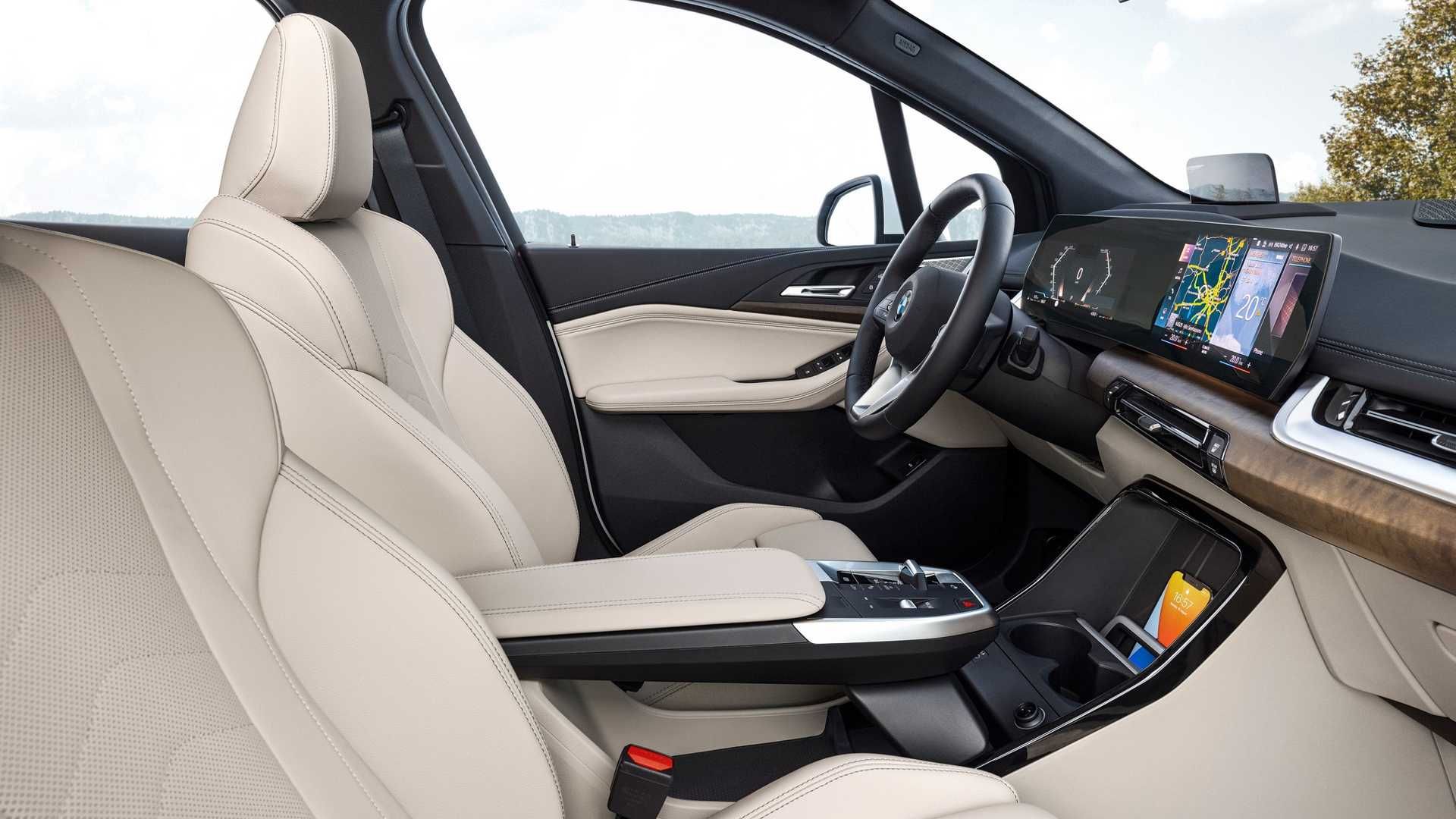 صندلی جلو و فرمان بی ام و سری 2 اکتیو تورر / 2022 BMW 2 Series Active Tourer سفید رنگ