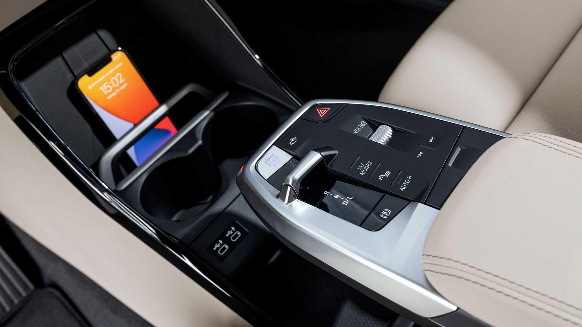 کنسول مرکزی بی ام و سری 2 اکتیو تورر / 2022 BMW 2 Series Active Tourer سفید رنگ