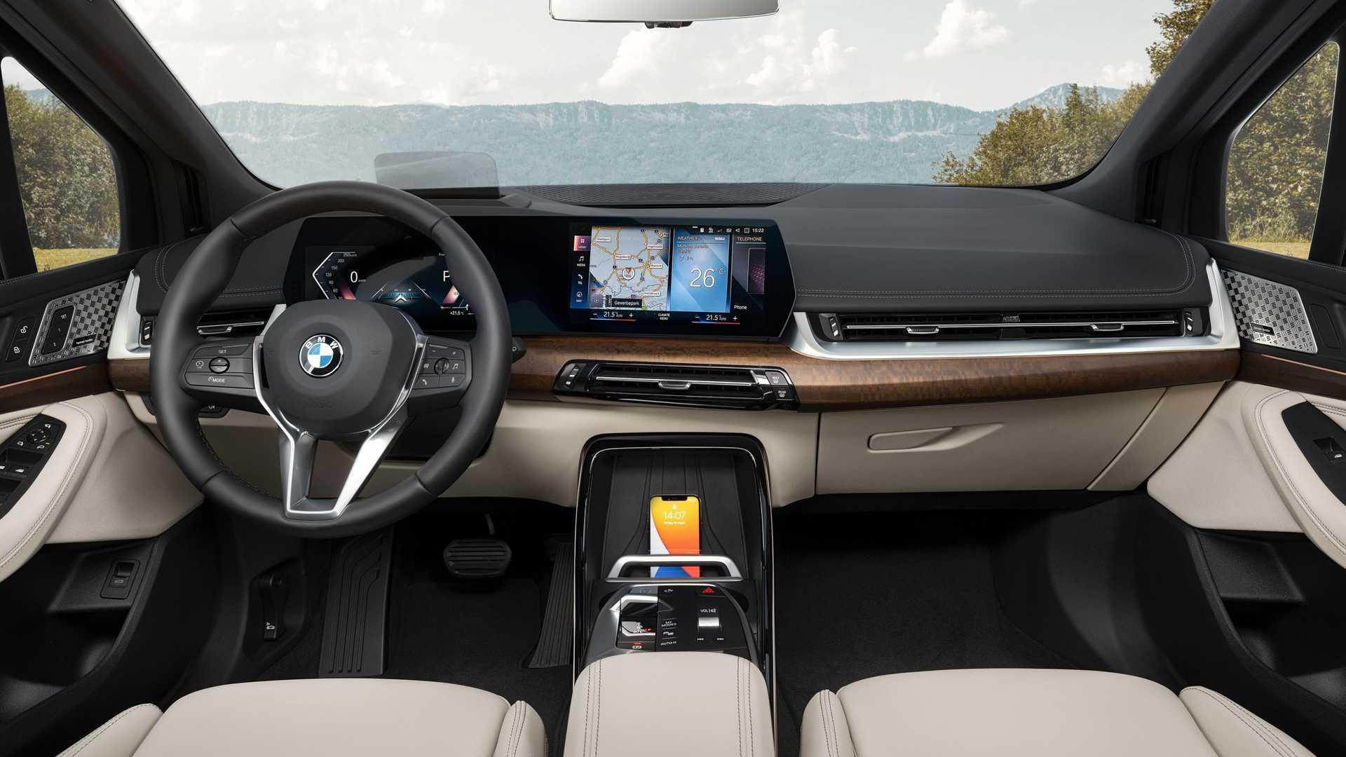 سیستم سرگرمی بی ام و سری 2 اکتیو تورر / 2022 BMW 2 Series Active Tourer سفید رنگ