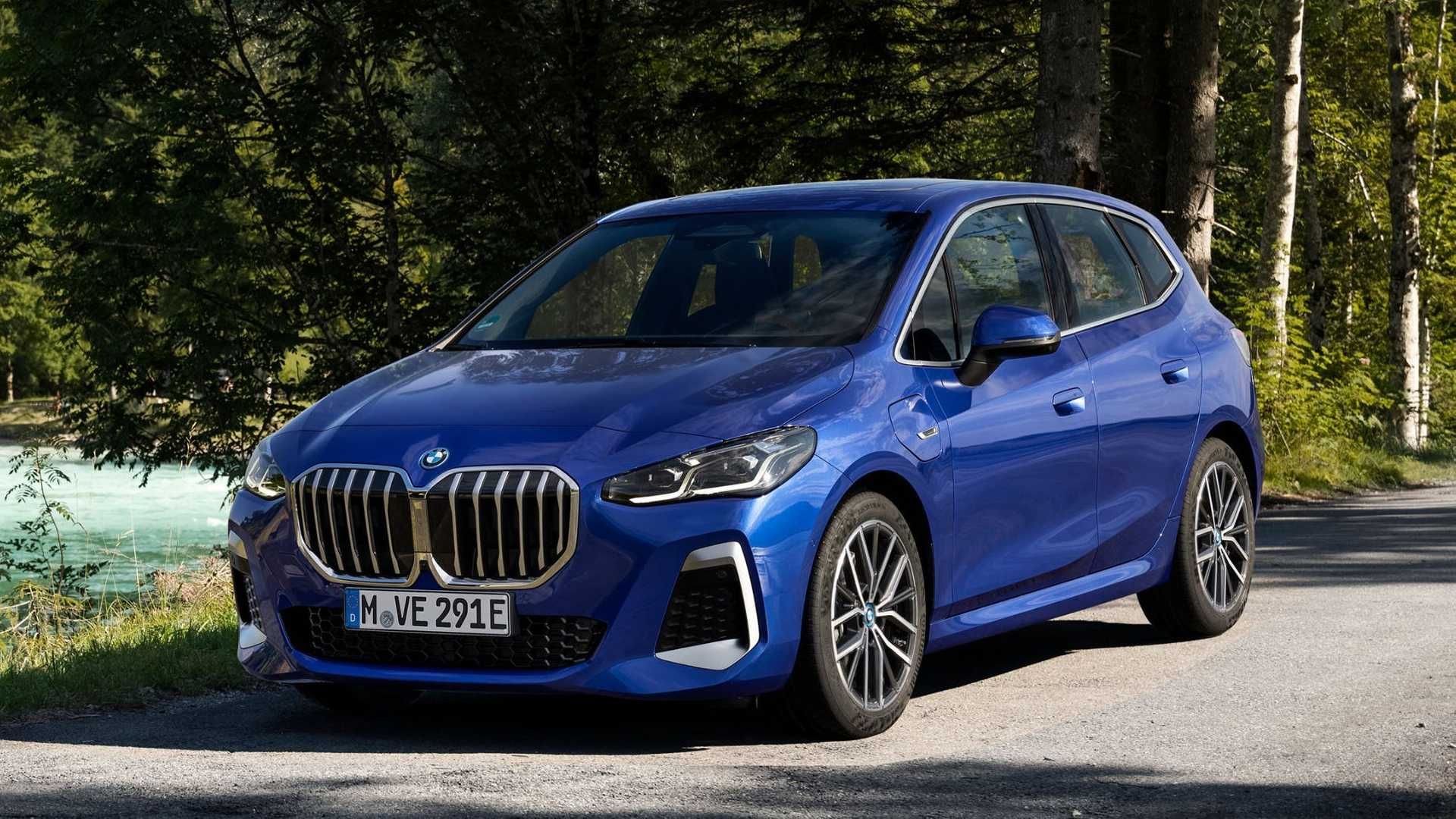 نمای سه چهارم جلو بی ام و سری 2 اکتیو تورر پلاگین هیبرید / 2022 BMW 2 Series Active Tourer آبی رنگ