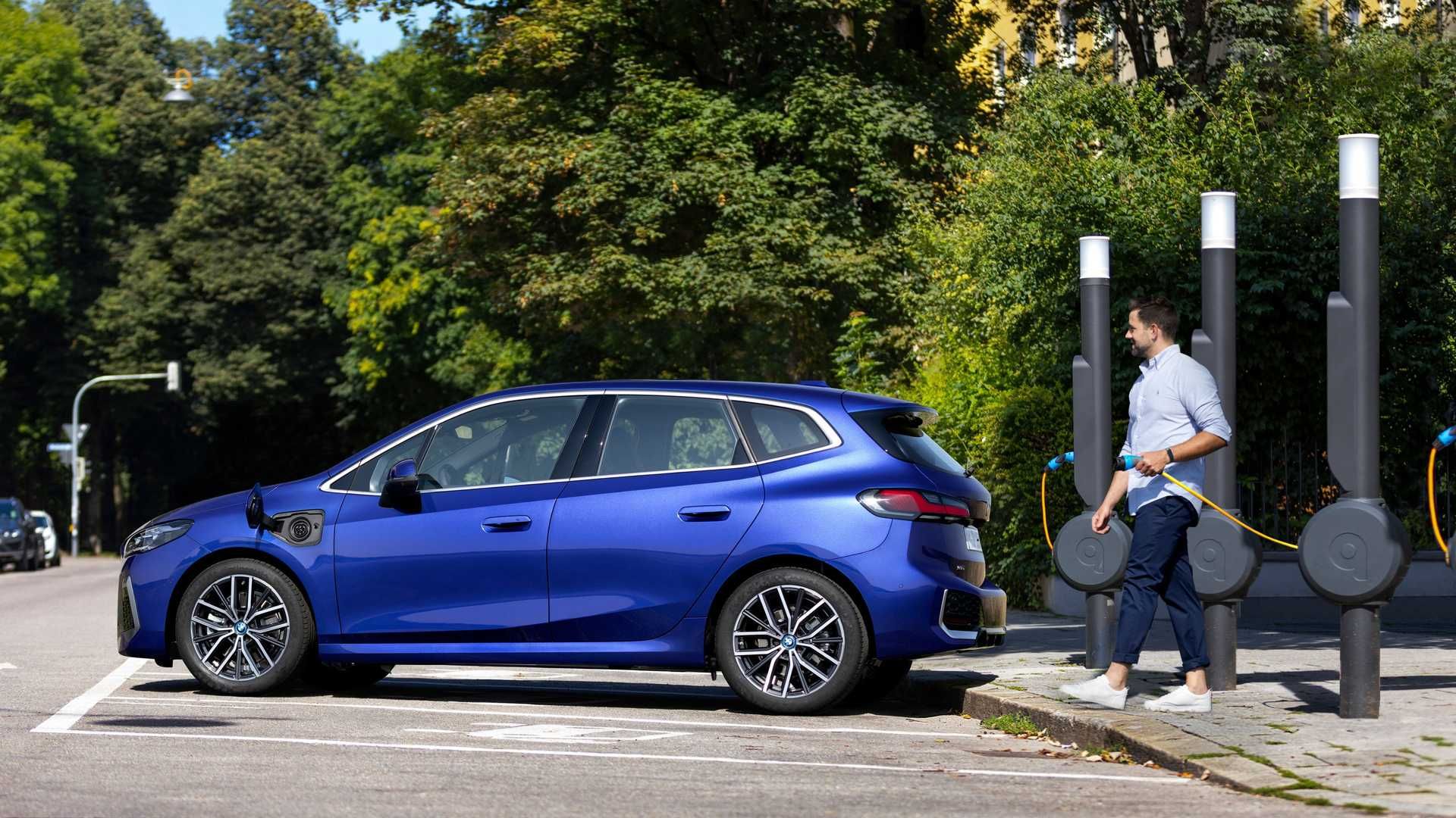 بی ام و سری 2 اکتیو تورر پلاگین هیبرید / 2022 BMW 2 Series Active Tourer آبی رنگ در حال شارژ