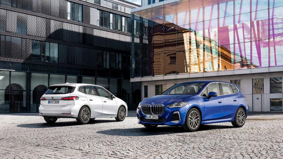 بی ام و سری 2 اکتیو تورر پلاگین هیبرید / 2022 BMW 2 Series Active Tourer آبی و سفید رنگ