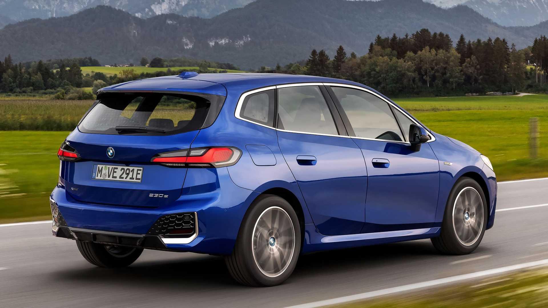 نمای سه چهارم عقب بی ام و سری 2 اکتیو تورر پلاگین هیبرید / 2022 BMW 2 Series Active Tourer آبی رنگ