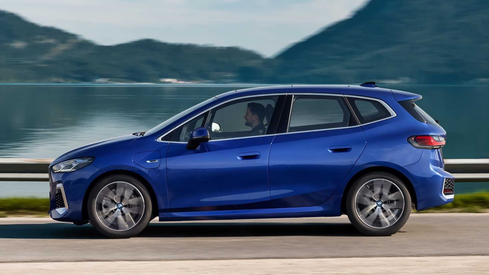 نمای جانبی بی ام و سری 2 اکتیو تورر پلاگین هیبرید / 2022 BMW 2 Series Active Tourer آبی رنگ