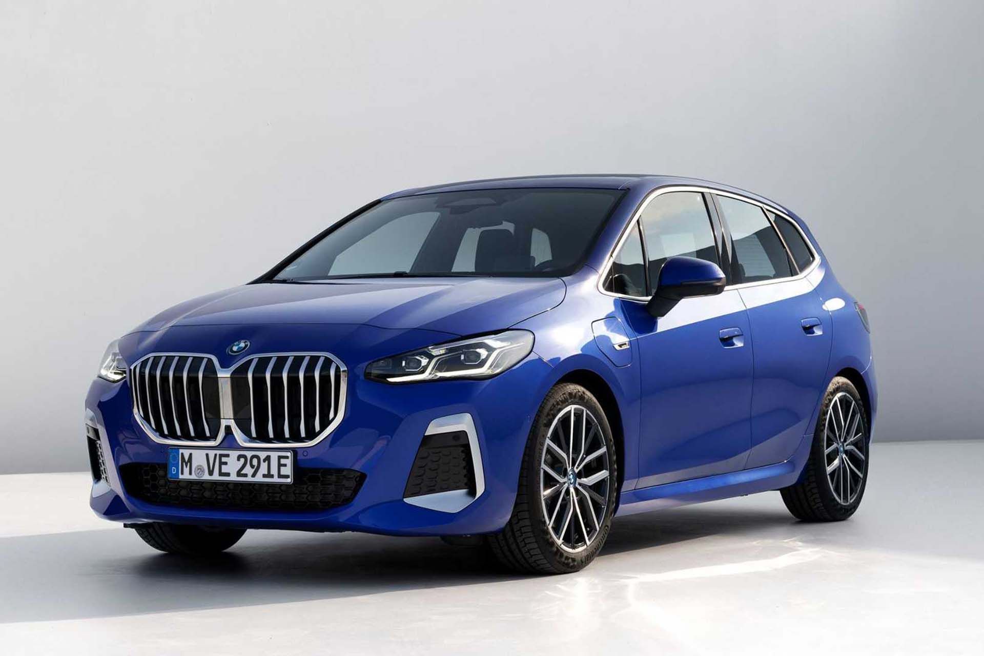 نمای سه چهارم مینی ون بی ام و سری 2 اکتیو تورر پلاگین هیبرید / 2022 BMW 2 Series Active Tourer آبی رنگ