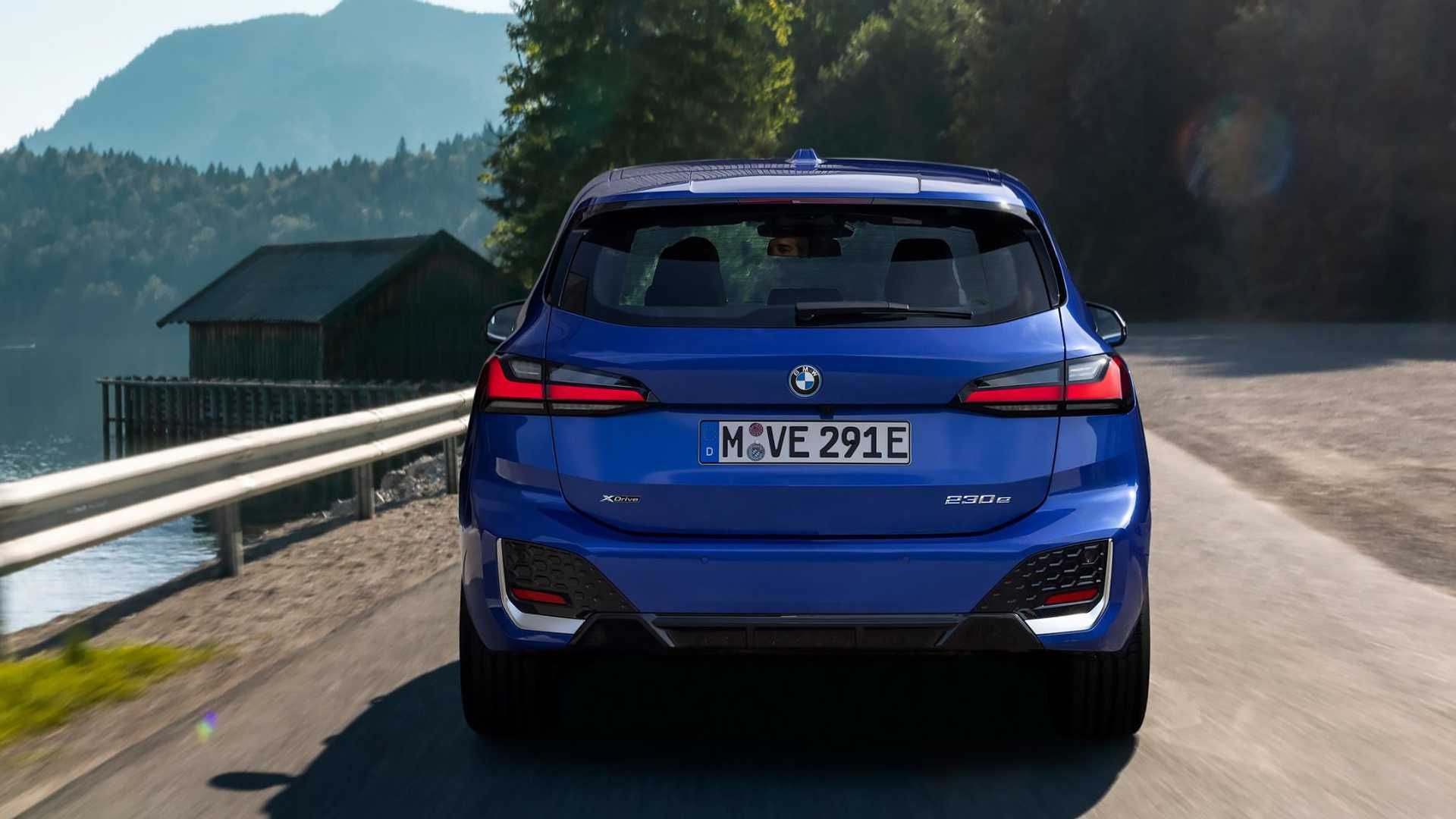 نمای عقب بی ام و سری 2 اکتیو تورر پلاگین هیبرید / 2022 BMW 2 Series Active Tourer آبی رنگ