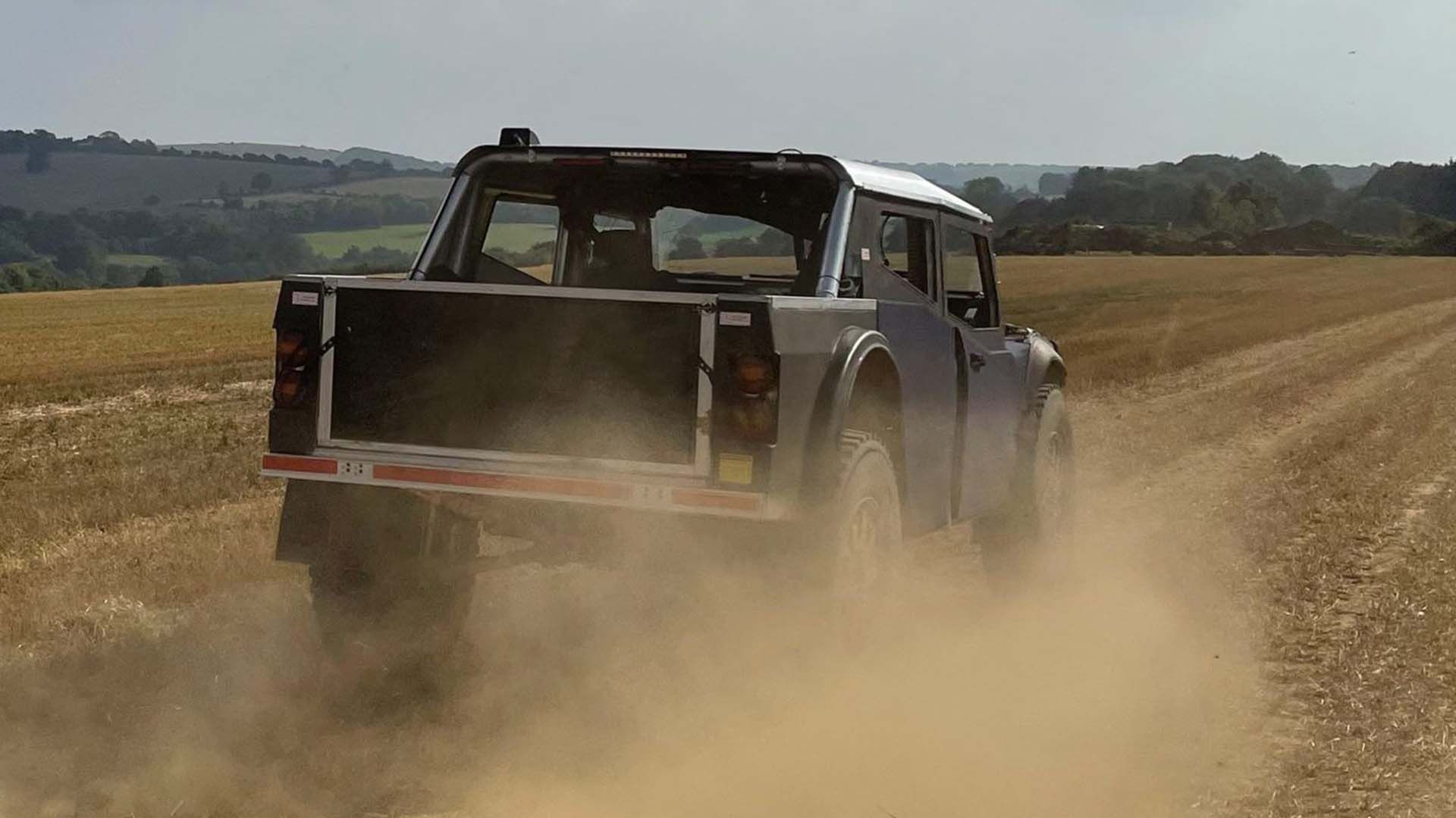 نمای عقب خودروی برقی فرینگ پایونیر / Fering Pioneer electric car در جاده خاکی