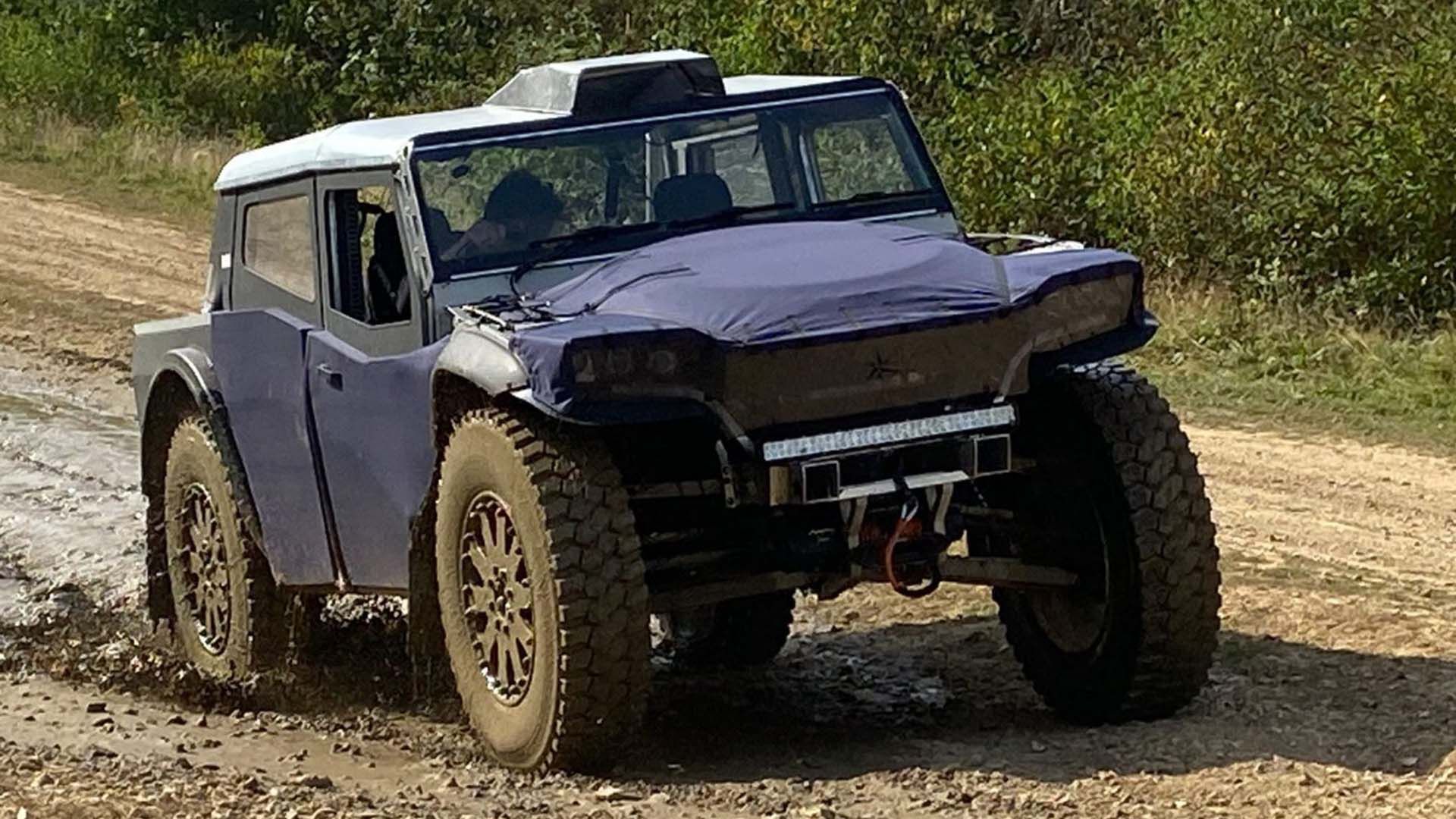 نمای جلو خودروی برقی فرینگ پایونیر / Fering Pioneer electric car در جاده خاکی