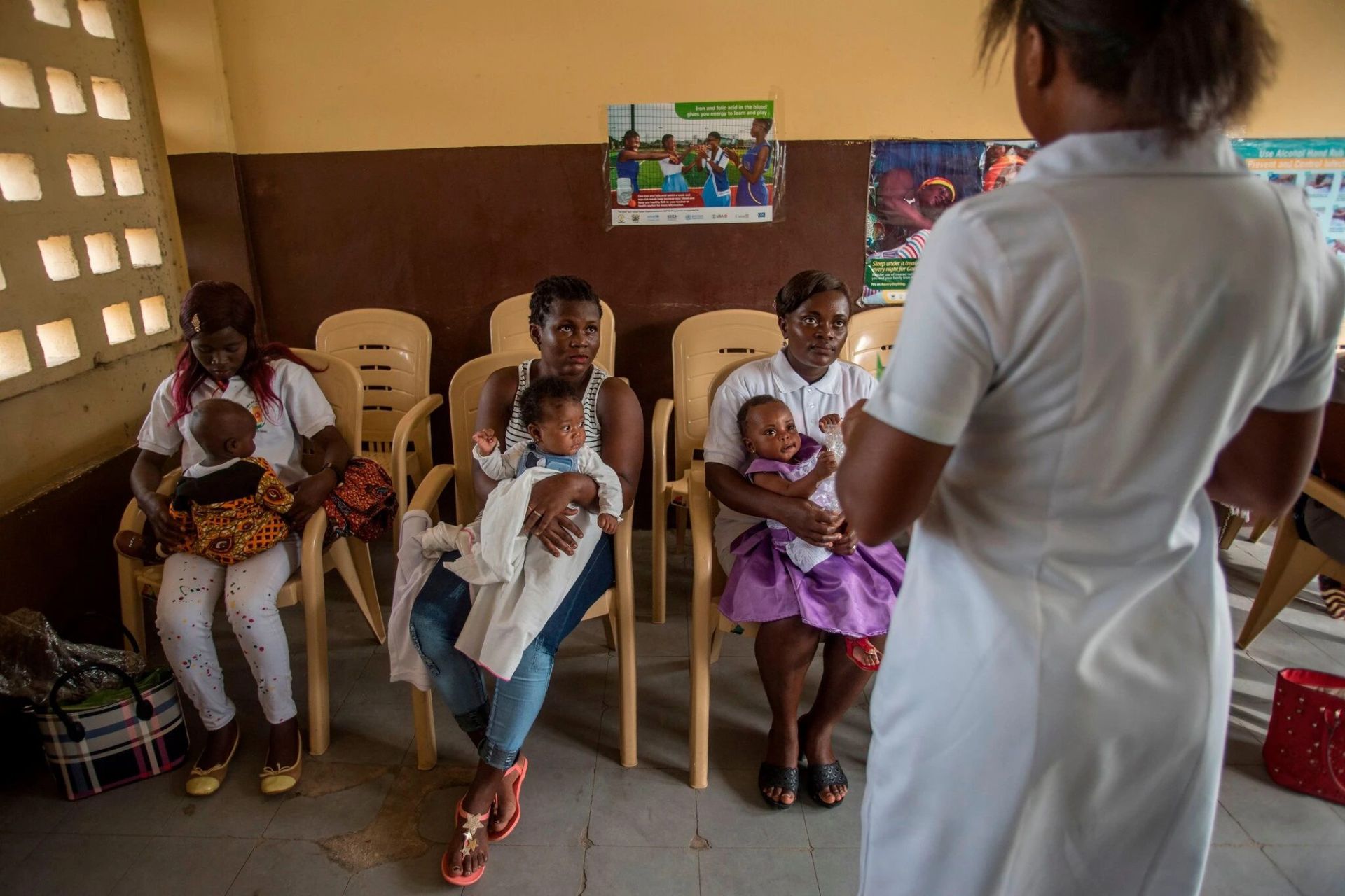 پرستار درباره واکسن جدید مالاریا به مردم توضیح می‌دهد