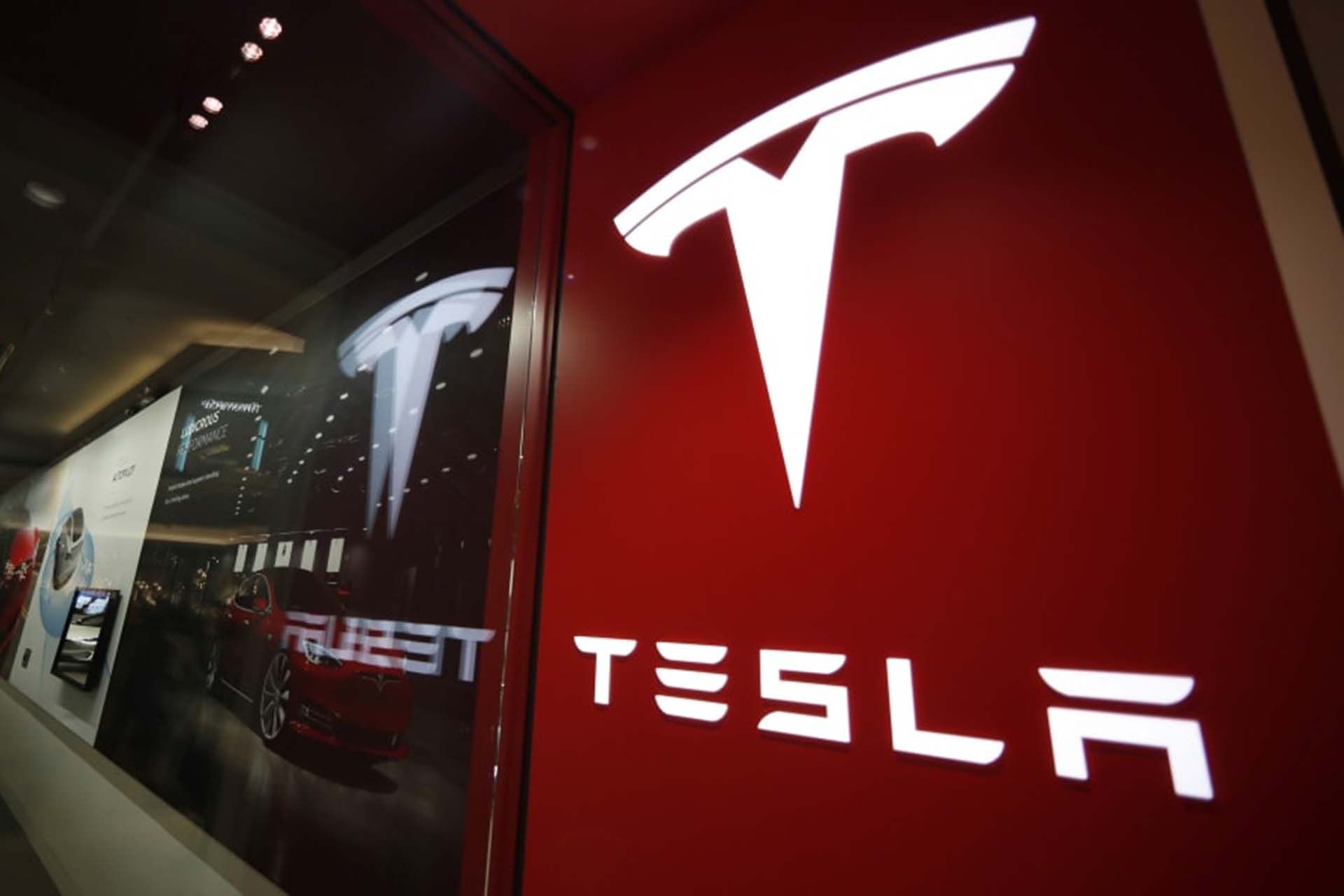 لوگوی تسلا / Tesla قرمز رنگ