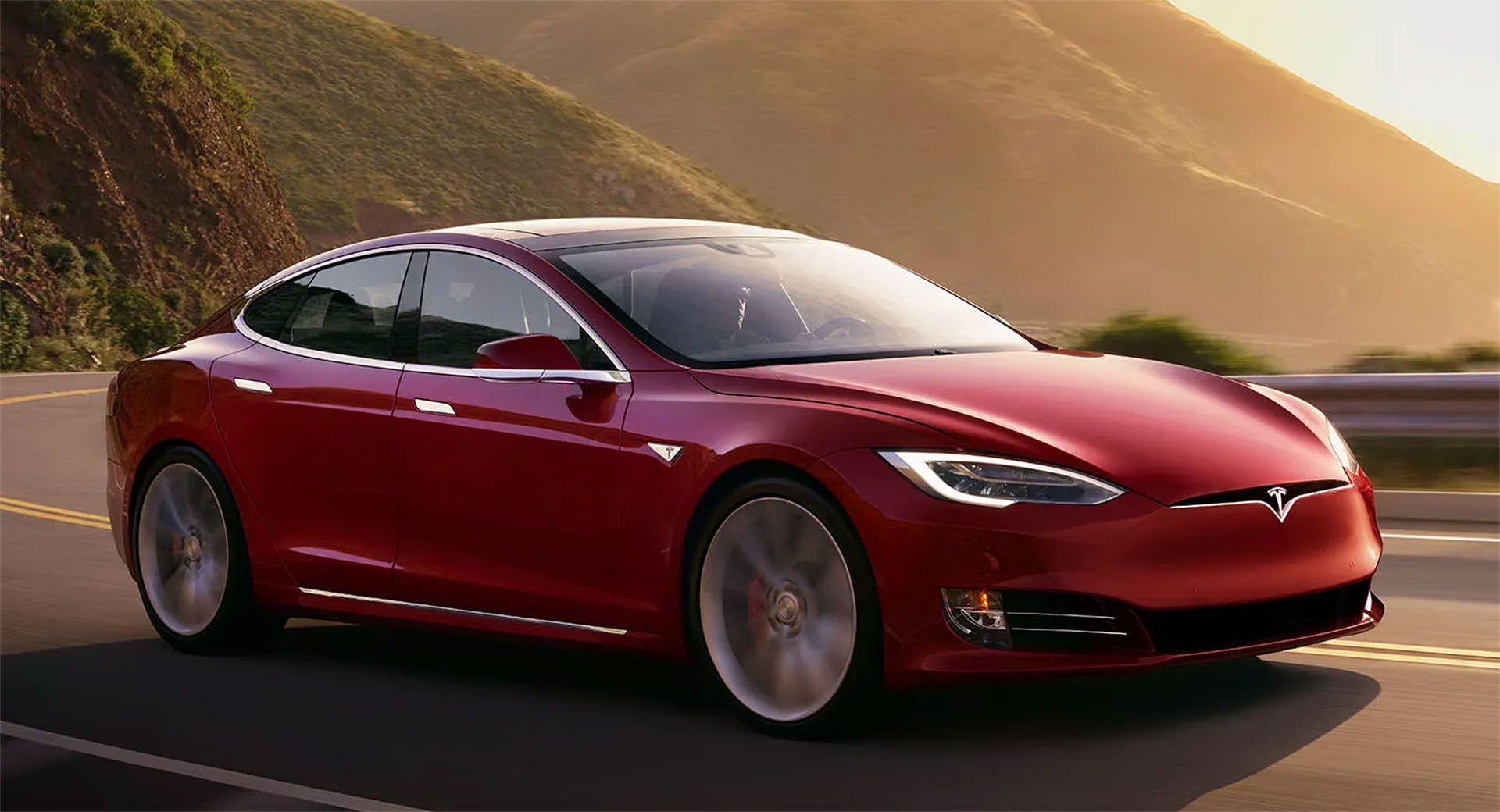 تسلا مدل اس / Tesla Model S قرمز در جاده