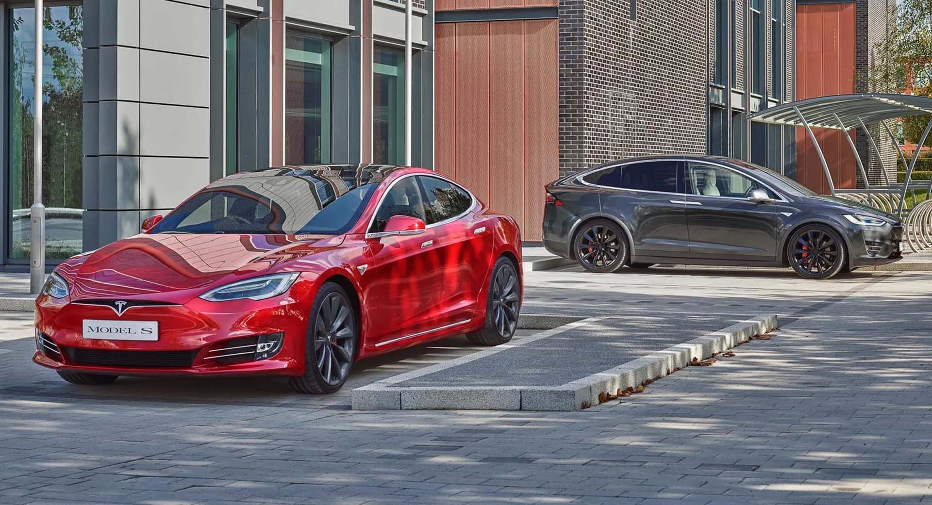 تسلا مدل اس / Tesla Model S قرمز در کنار ساختمان