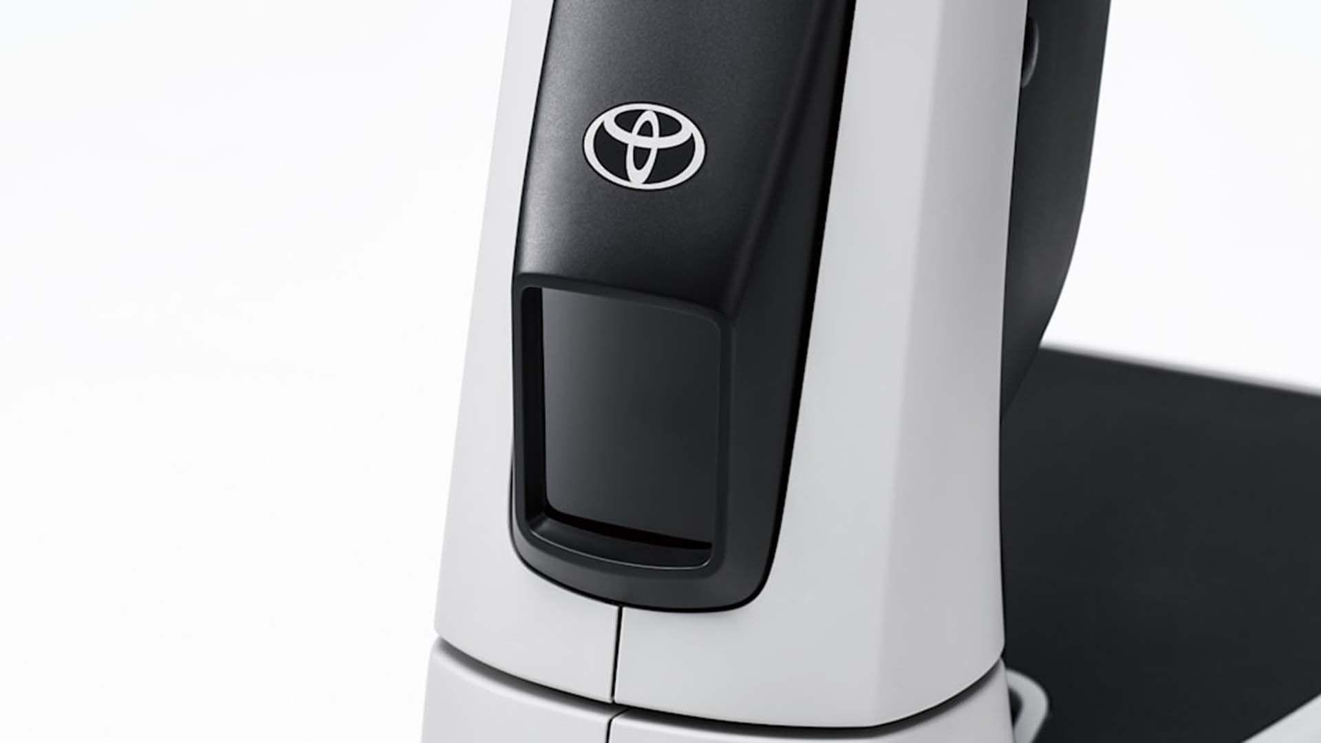 نشان تویوتا روی اسکوتر برقی سه چرخه تویوتا / Toyota C+walk electric scooter