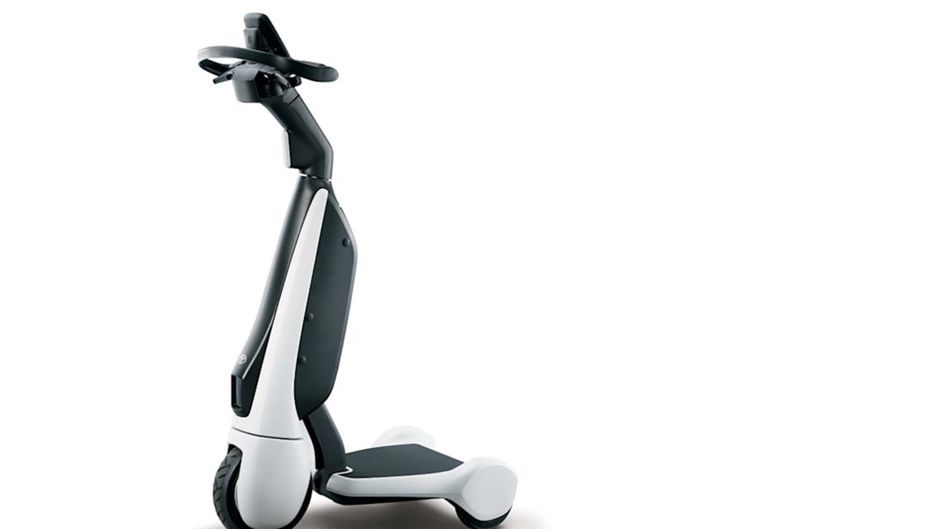 نمای سه چهارم اسکوتر برقی سه چرخه تویوتا / Toyota C+walk electric scooter