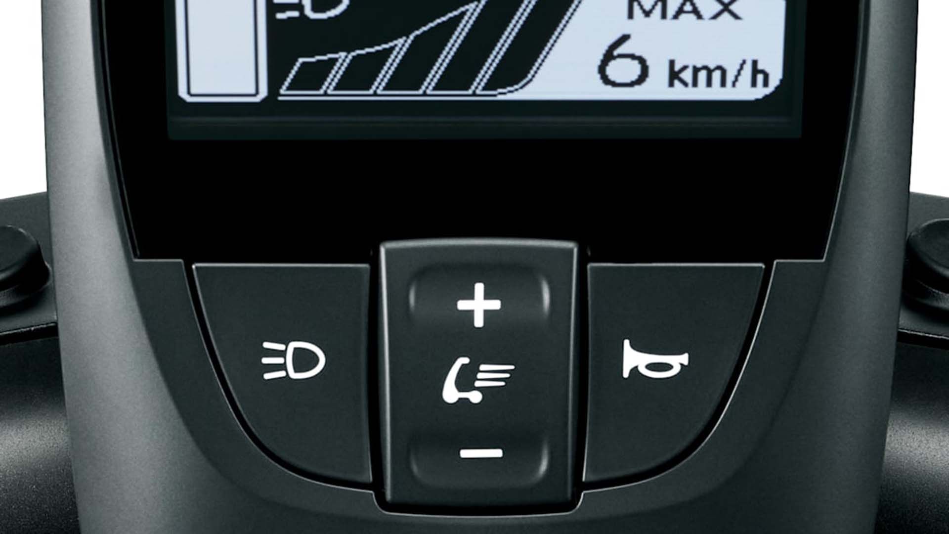 نمای جلو اسکوتر برقی سه چرخه تویوتا / Toyota C+walk electric scooter