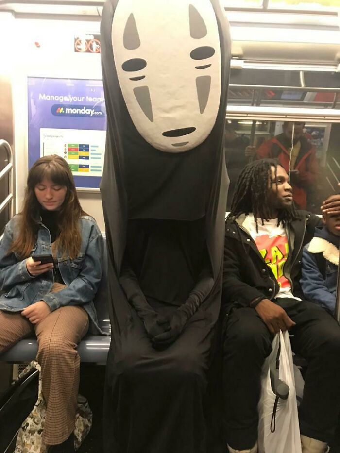 عجیب‌ترین مسافرانی که تاکنون در مترو دیده شده‌اند - زومیت