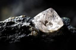 مشاهده غیرمنتظره یک کانی در الماس استخراج شده از اعماق زمین